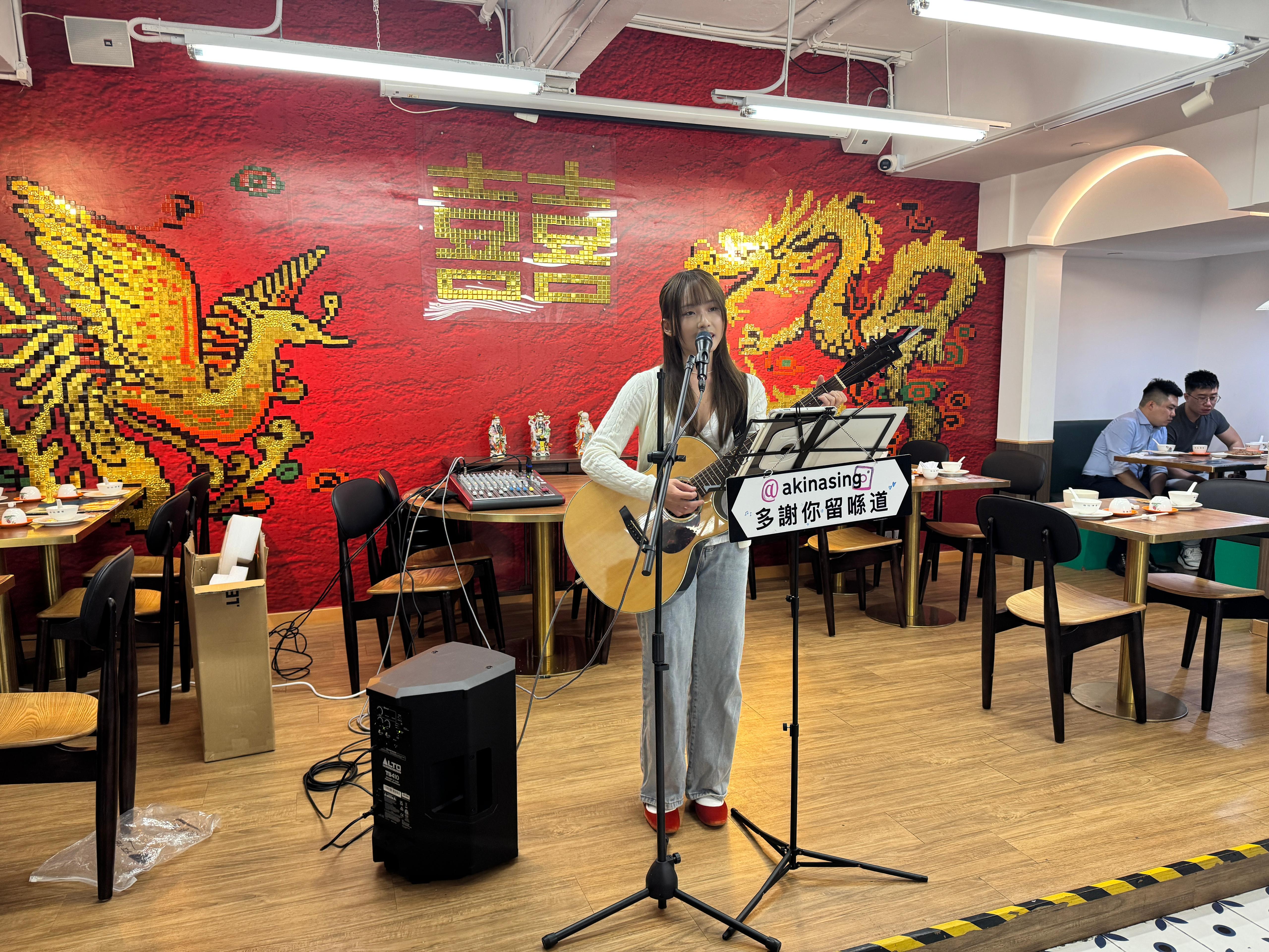 逢星期四至日晚上七時至九時有歌手busking表演。(Eric提供照片)