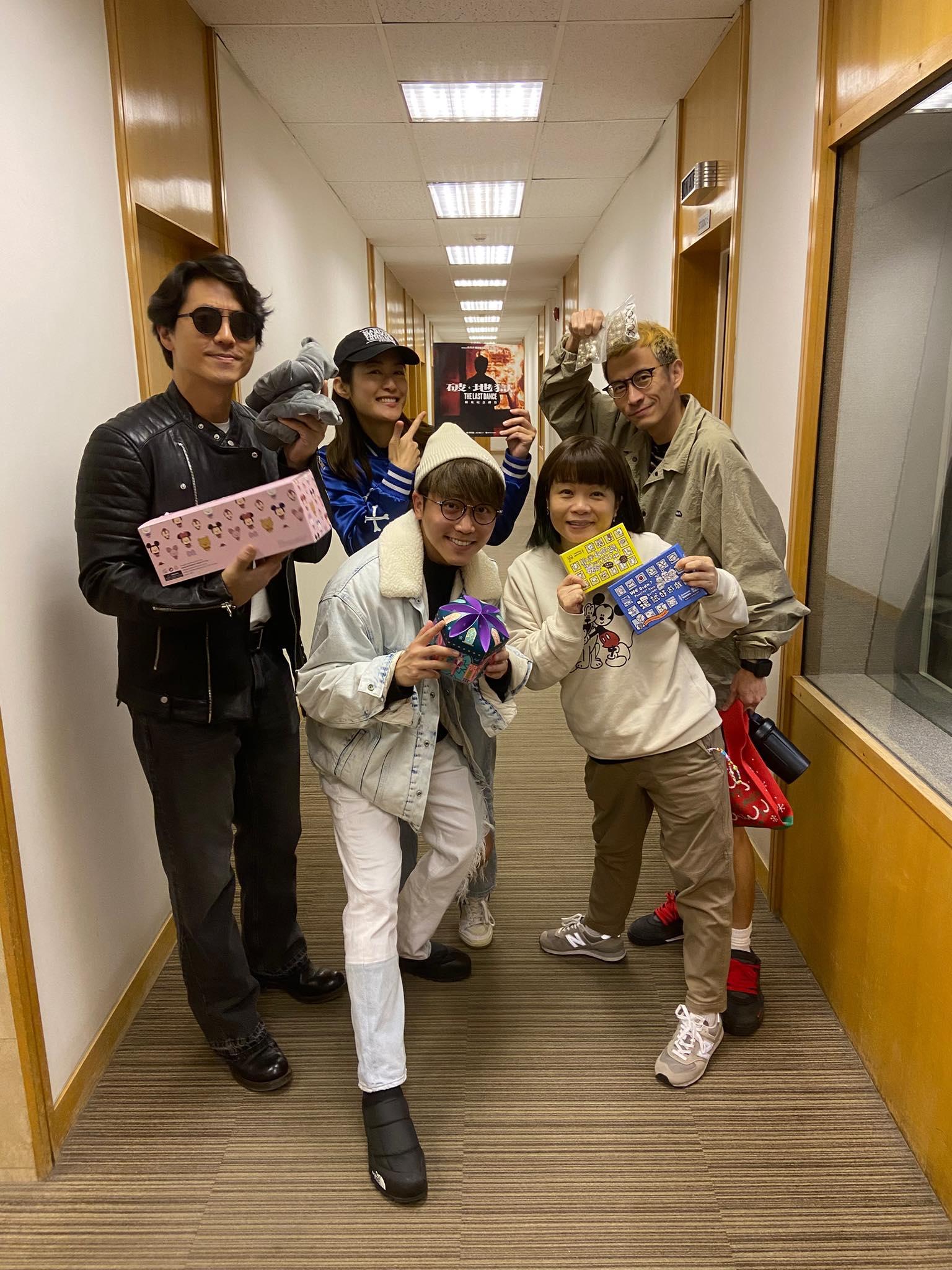 《早霸王》主持包括森美、小儀及梁嘉琪。