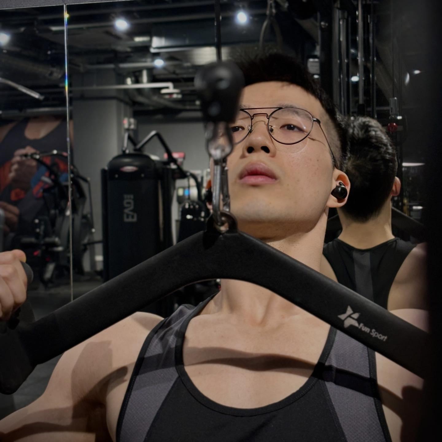 擁有80萬訂閱的大胃王YouTuber「吃貨豪豪」因耳機掉入排水溝,撥打1999市政專線求助。