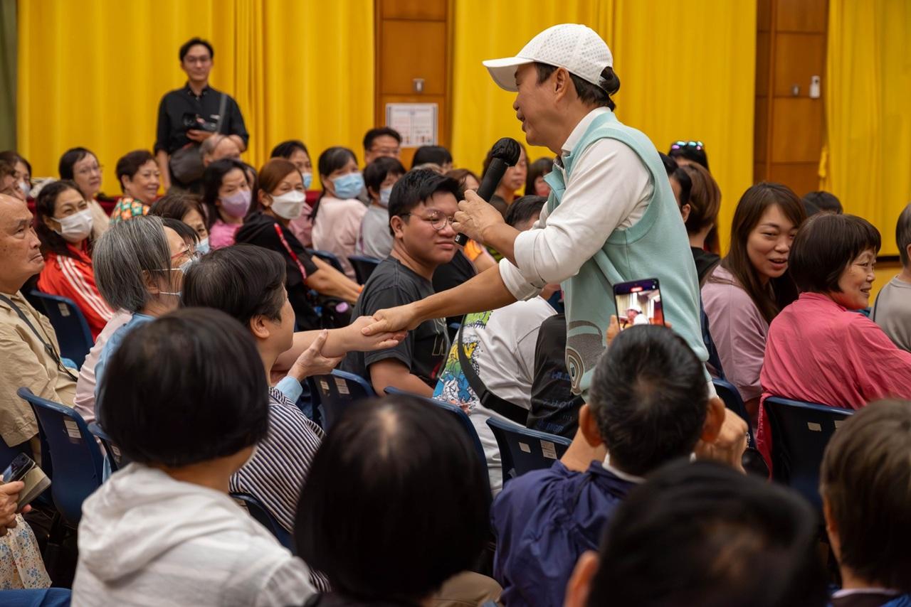 和富鄰里芯透過社區音樂會,與長青「民歌王子」區瑞強一起為居民帶來歡樂、以歌聲凝聚社區