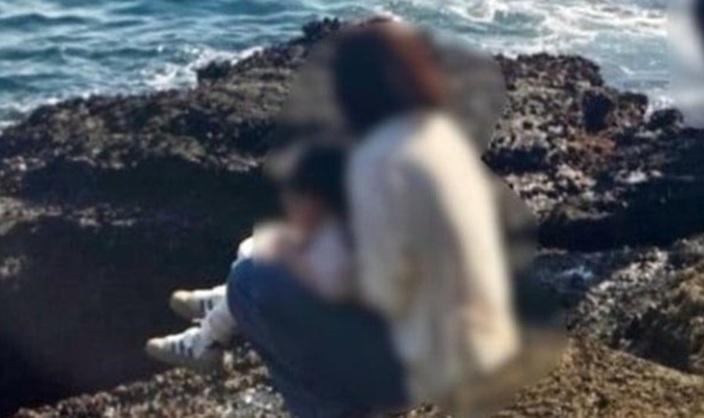 疑似中國遊客濟州島抱孩子岸邊大便 南韓網民炮轟
