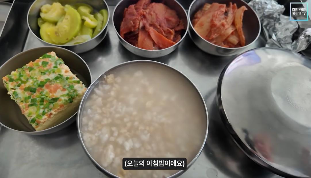 早餐是簡單的白粥、泡菜等。