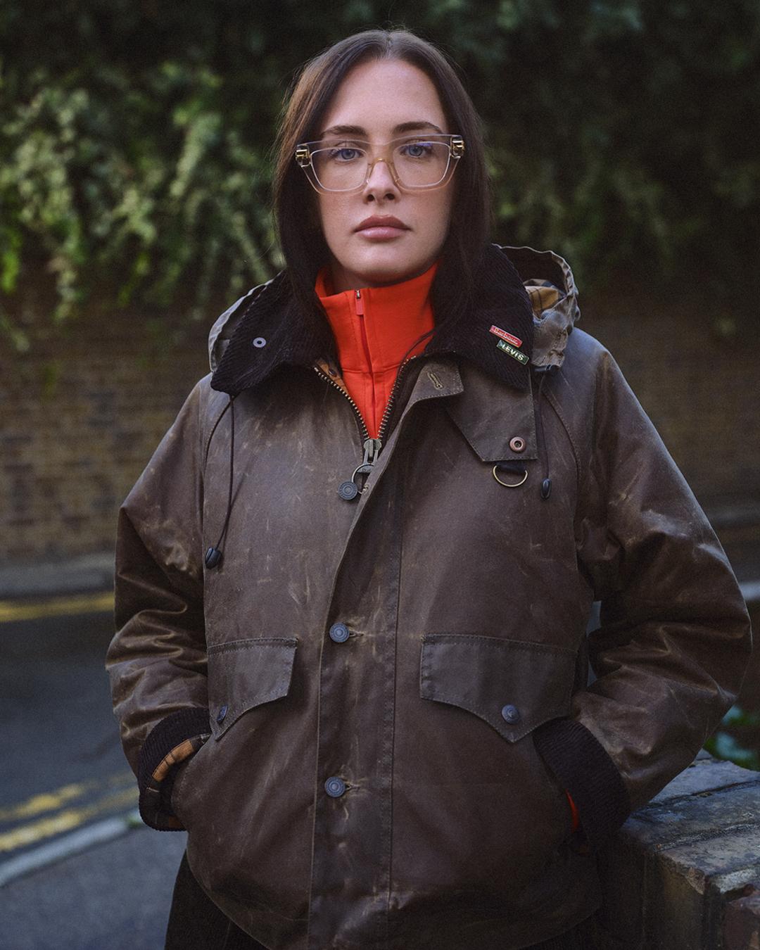 蠟面外套以煙草色蠟布,演繹Barbour經典剪裁,外套口袋內襯採用Moleskin厚棉布,貫穿雙品牌細節,將戶外機能與美式西部工裝基因巧妙結合。