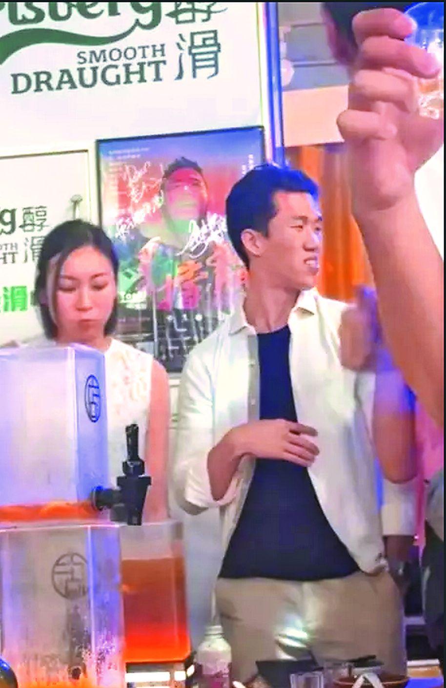 莊思敏今年6月被網民拍下在室內疑似吸煙,有指當時站在其身旁的男子是其新歡。