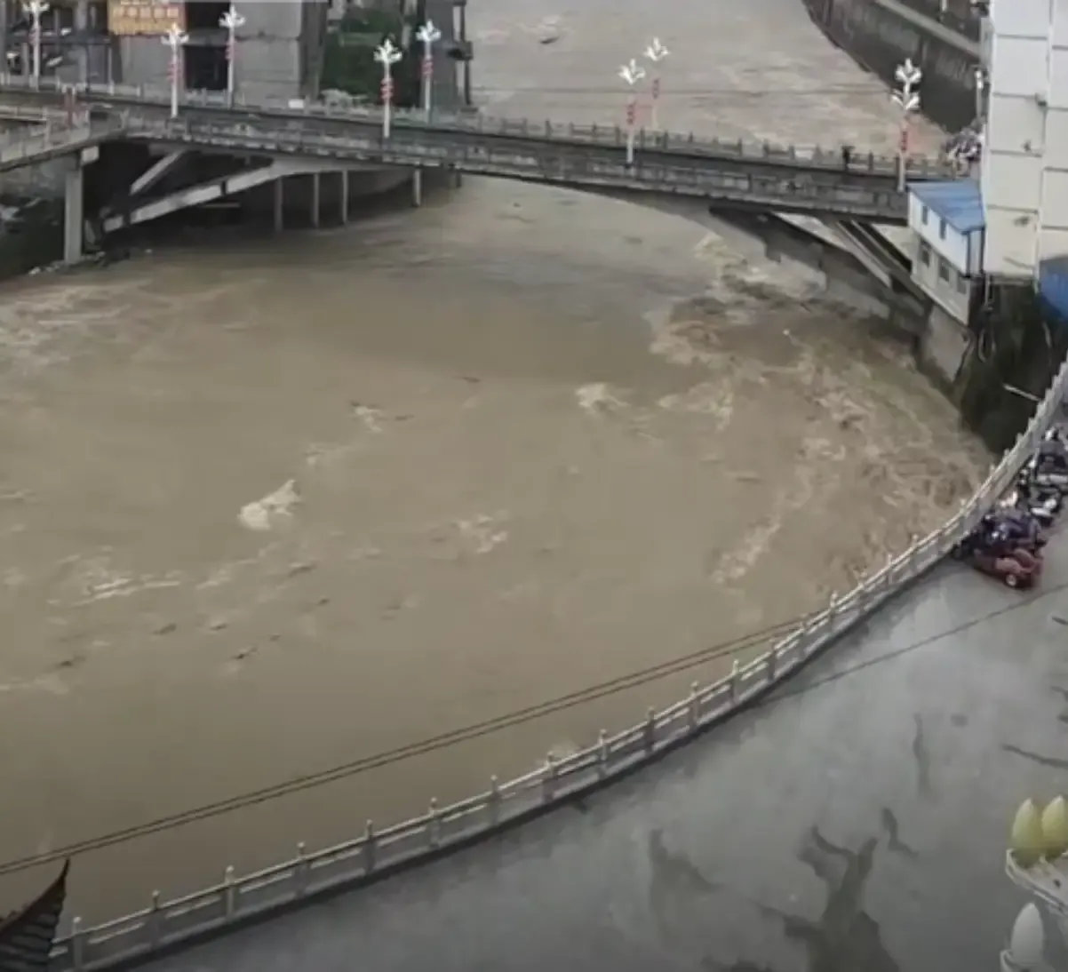 旬河因連日降雨水位上漲,河水深度約達5、6米。