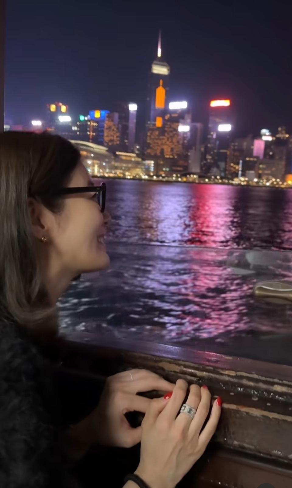 友坂理惠愛上搭天星小輪,早上搭完夜晚再搭。