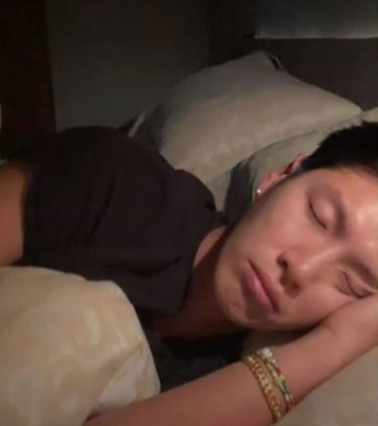 大批網民對柯震東的睡姿相當好奇。