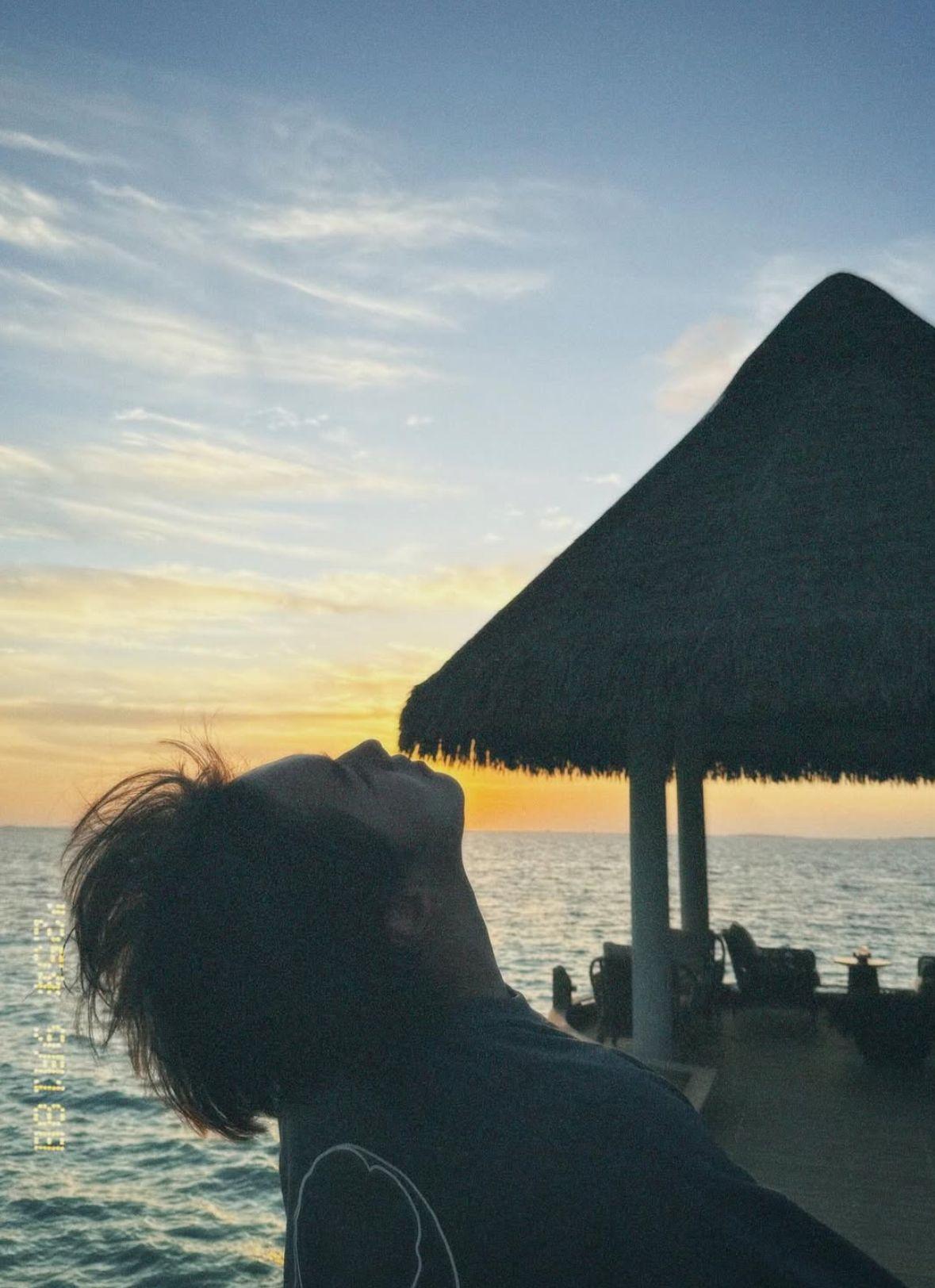 姜濤欣賞美景。