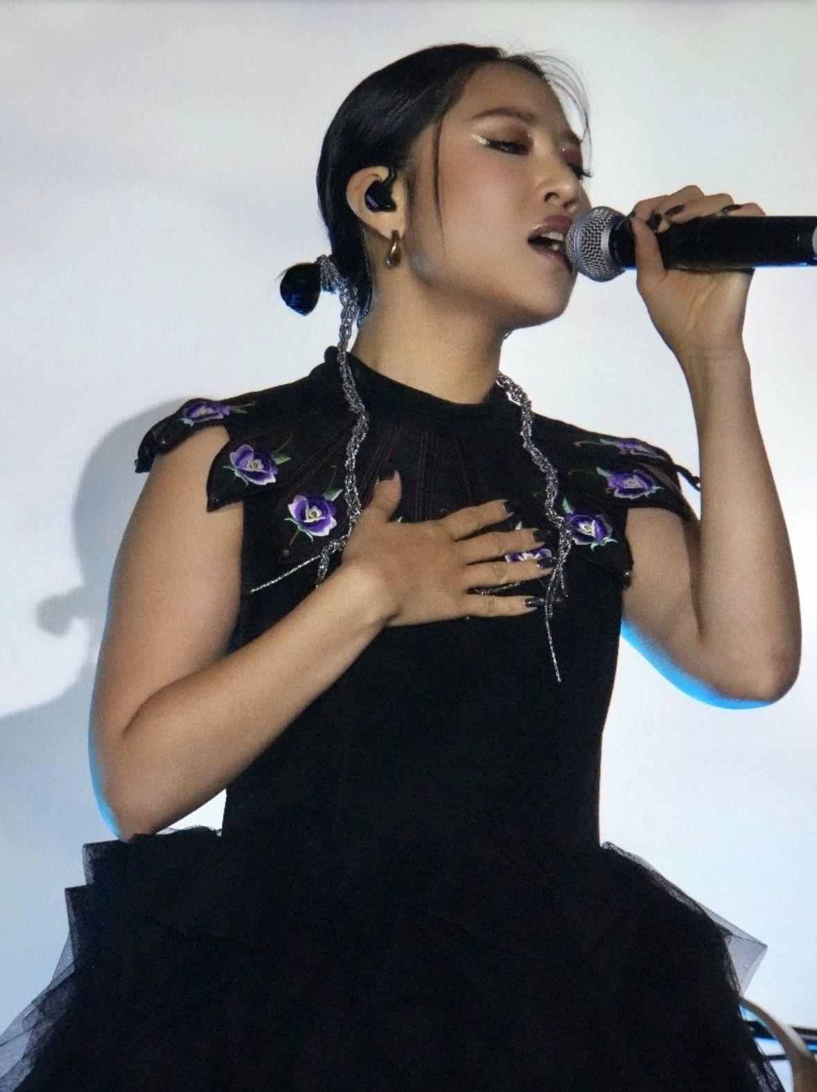 陳俞霏深情獻唱。