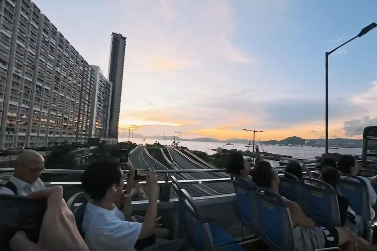 有網民做一日遊客搭開篷巴士遊香港,欣賞沿途風景。(Threads用戶tu.analogue影片截圖)