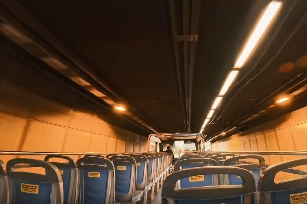 有網民做一日遊客搭開篷巴士遊香港,欣賞沿途風景。(Threads用戶tu.analogue影片截圖)