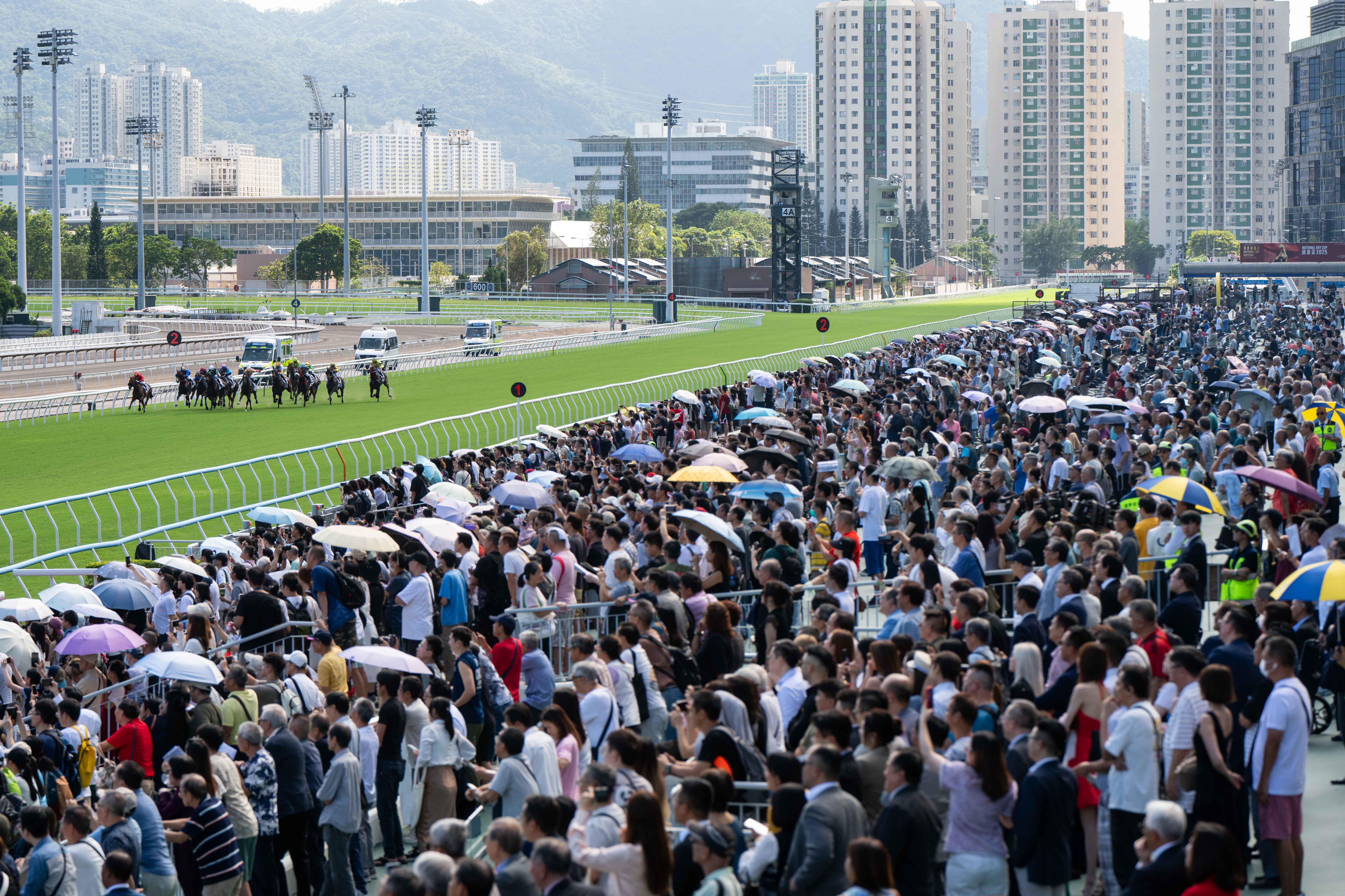 國慶賽馬日錄得1.3萬名旅客入場。(賽馬會提供)
