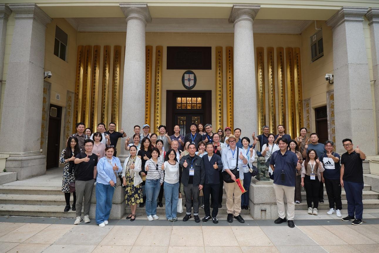 參與「活態遺產保護傳承與城市更新發展」國際研討會的講者與學者考察東華醫院主樓,由東華三院行政總監蘇祐安(前排中)親自接待,並講解東華三院對轄下的歷史建築的保護和使用情況。