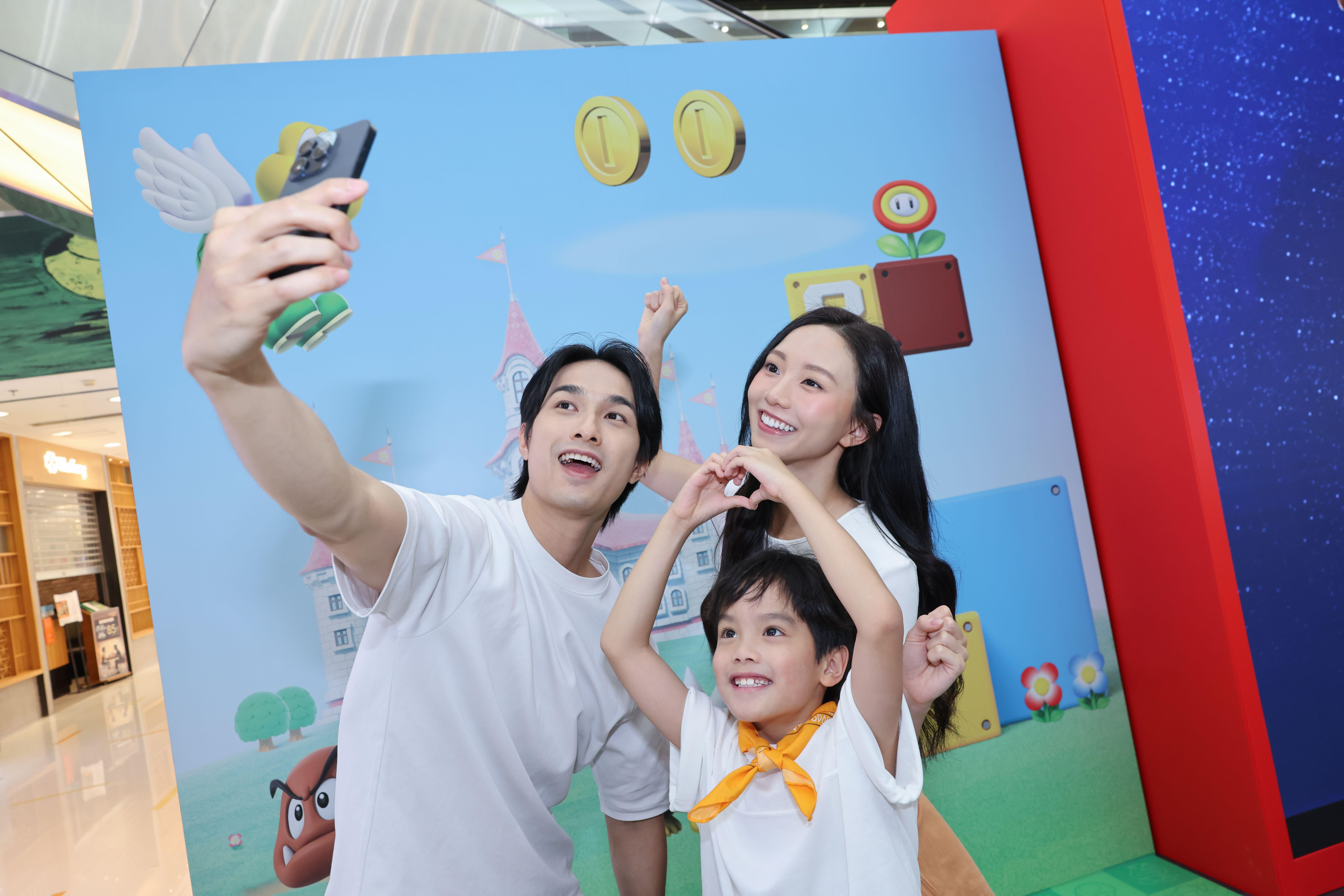 與標誌燈箱合照