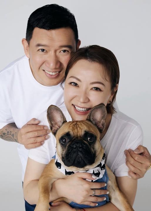 田蕊妮不時在社交平台分享與杜汶澤及愛犬「一家三口」的合照。(FB@田蕊妮 Kristal Tin)