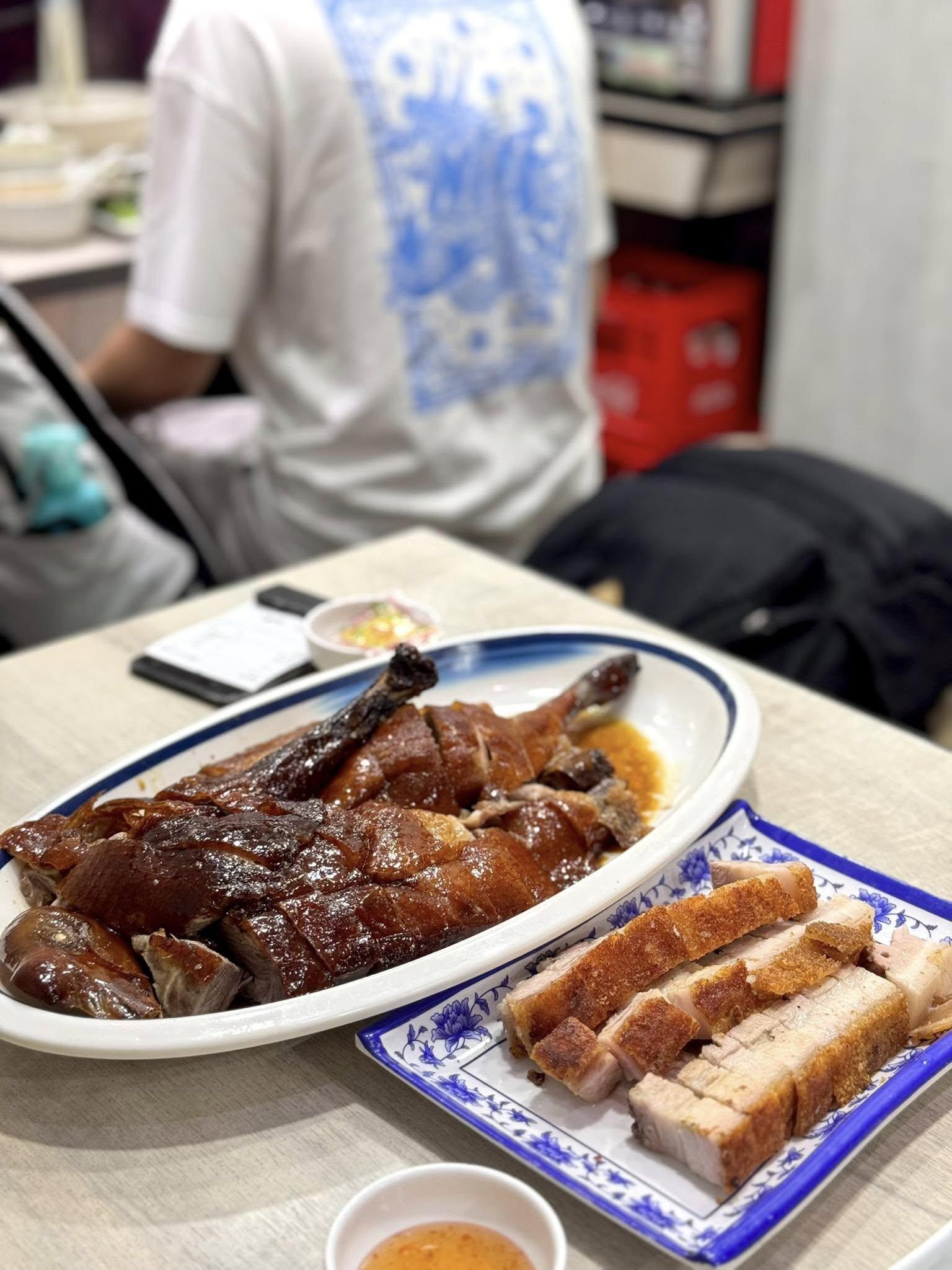 灣仔人氣燒味店「天龍燒鵝」近日宣布,因業主加租及人手問題決定縮減位於昌業大廈的分店,僅保留另一間分店。香港茶餐廳及美食關注組 fb