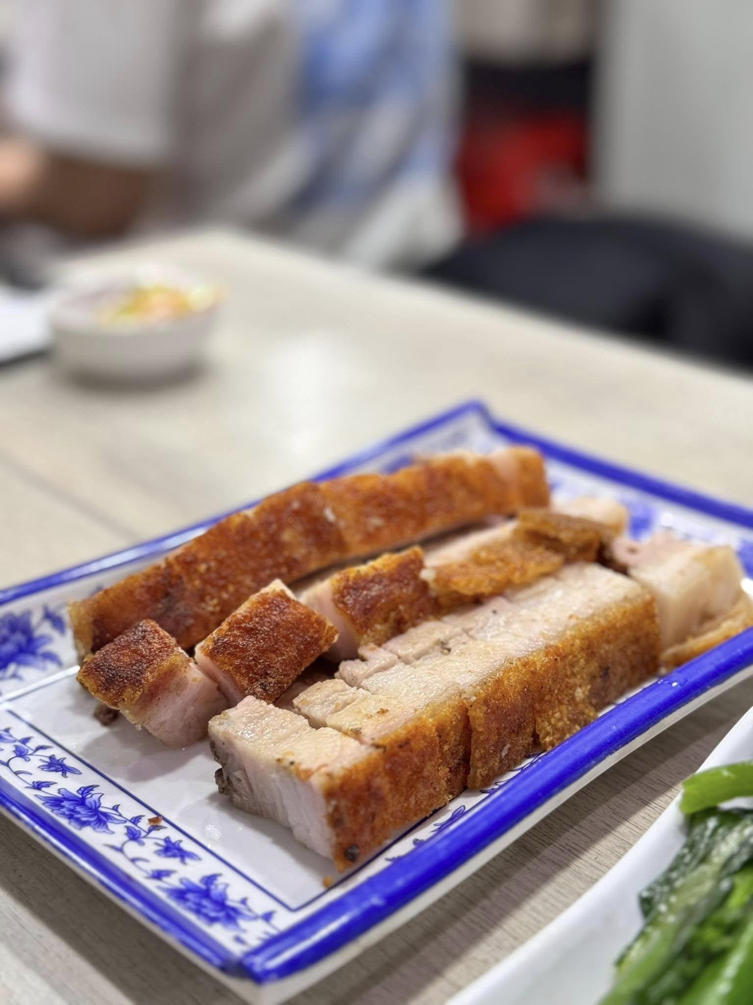 灣仔人氣燒味店「天龍燒鵝」近日宣布,因業主加租及人手問題決定縮減位於昌業大廈的分店,僅保留另一間分店。香港茶餐廳及美食關注組 fb