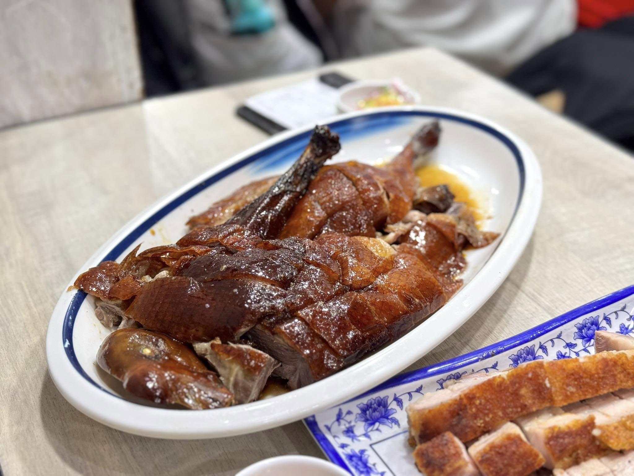 灣仔人氣燒味店「天龍燒鵝」近日宣布,因業主加租及人手問題決定縮減位於昌業大廈的分店,僅保留另一間分店。香港茶餐廳及美食關注組 fb