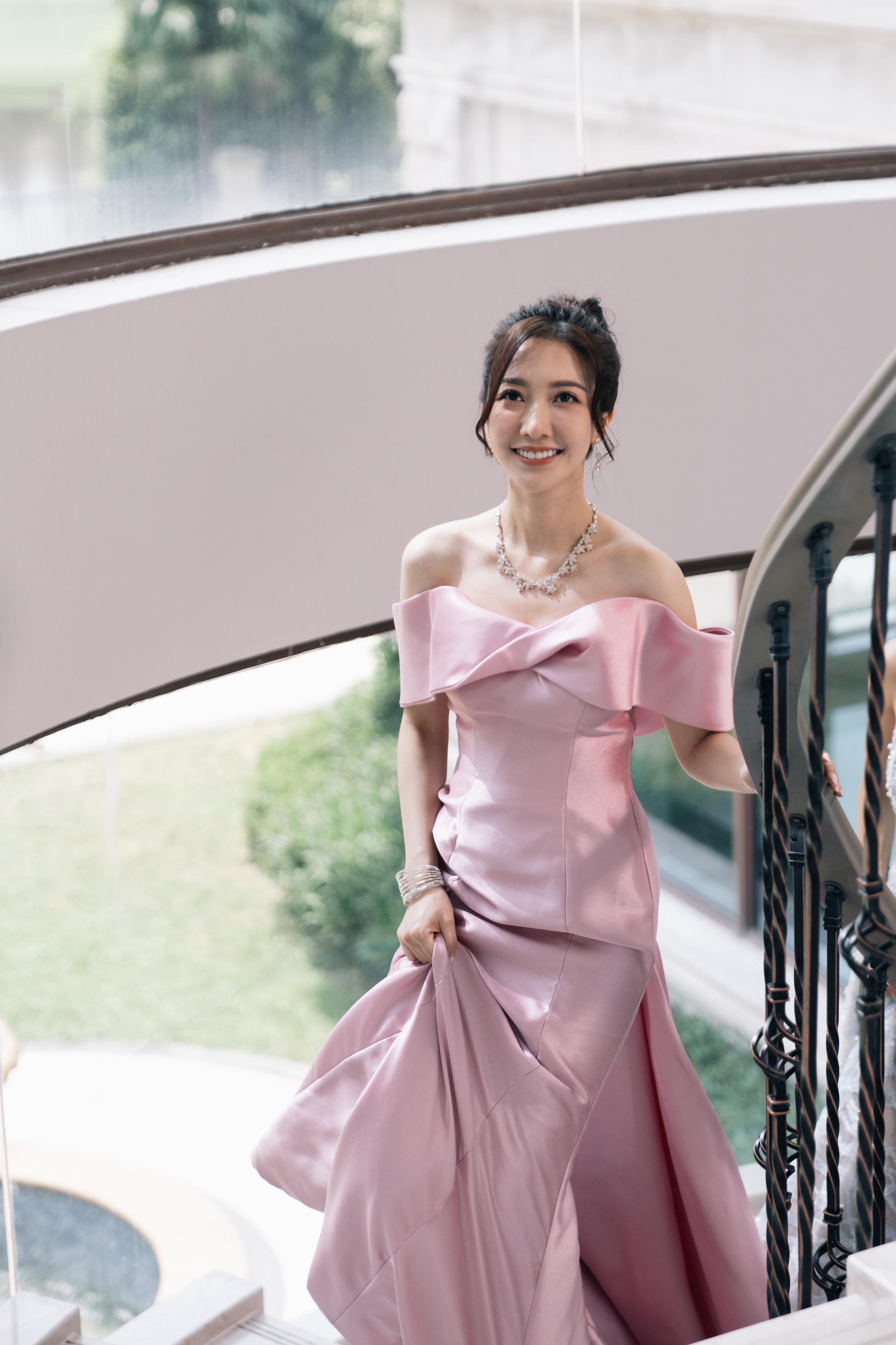 何依婷的名媛打扮非常悅目。