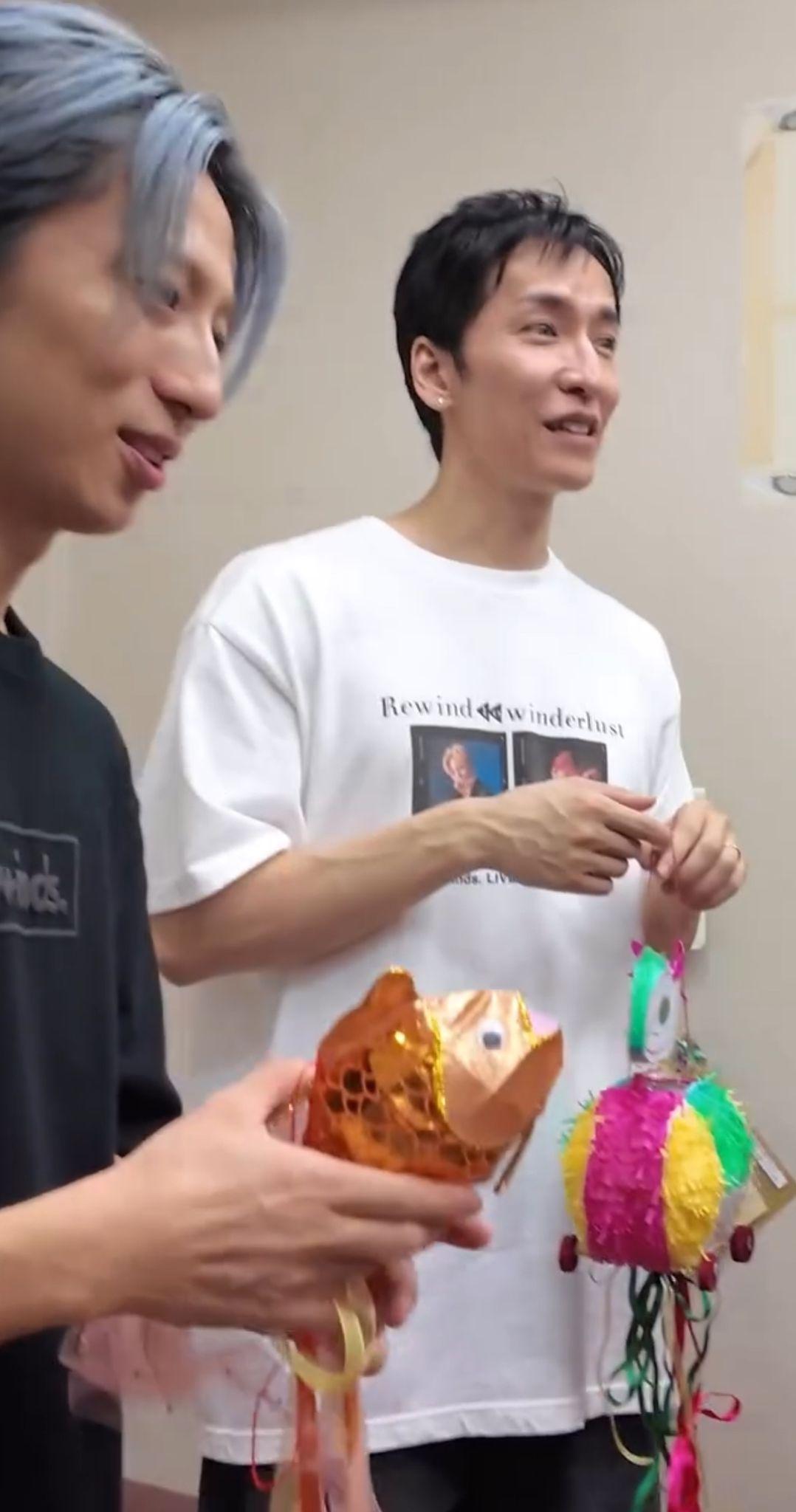 w-inds.成員千葉涼平、橘慶太收到玉兔及金魚燈籠後表現雀躍。