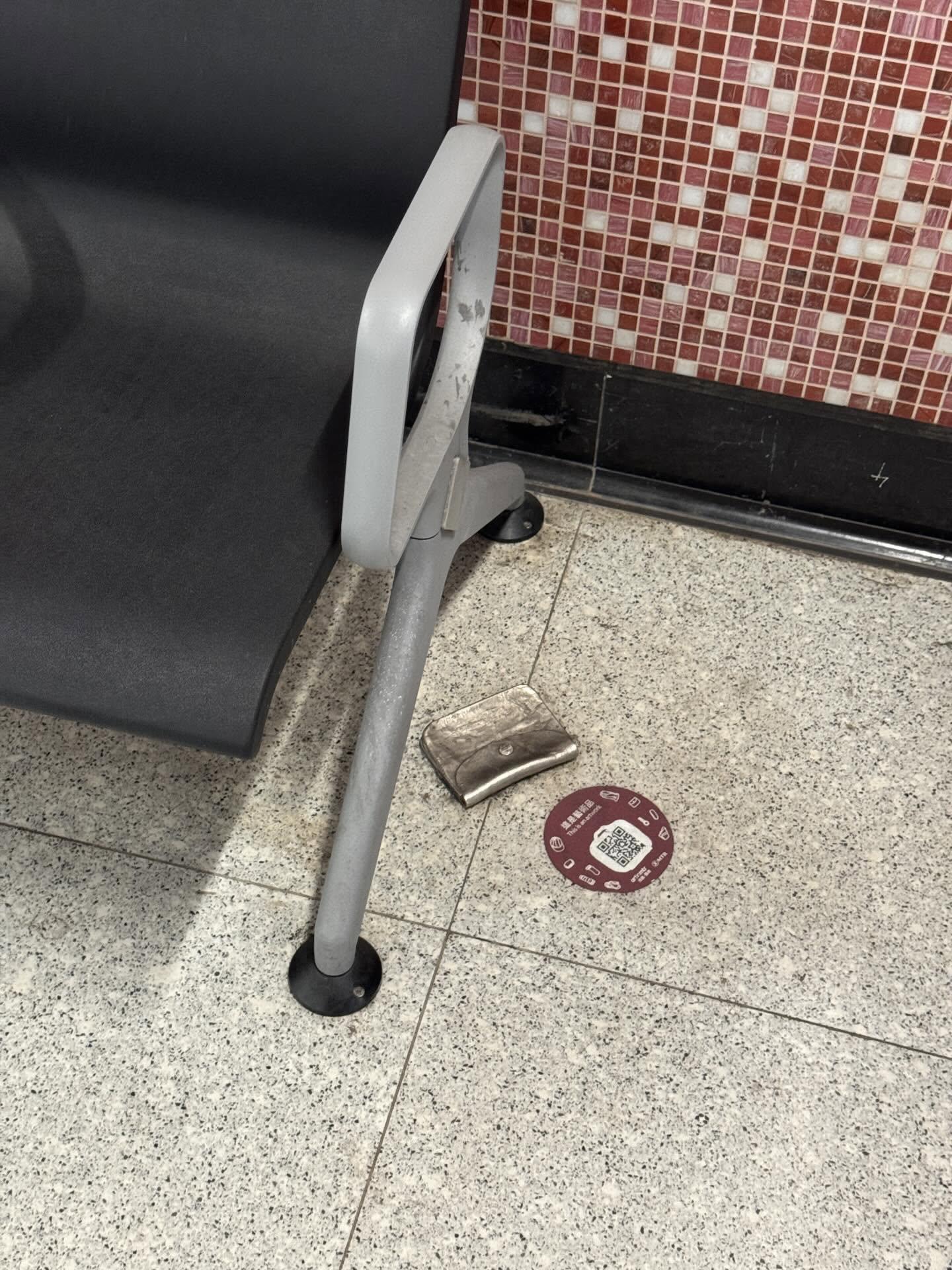 「銀色銀包」(Threads)