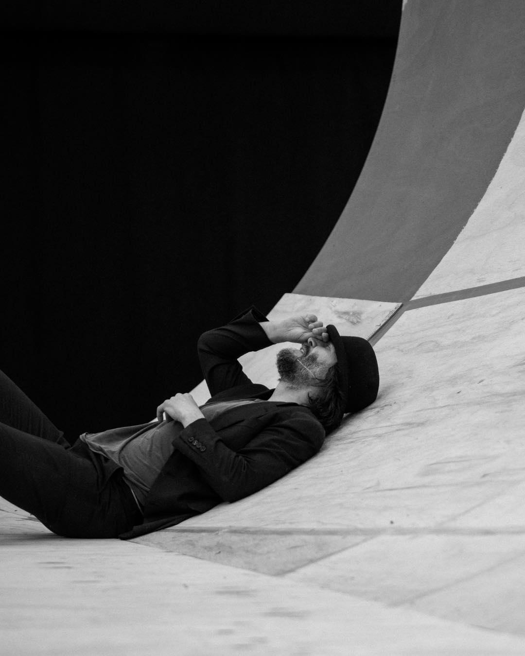 排戲排到疲倦時,奇洛直接瞓在地板上。