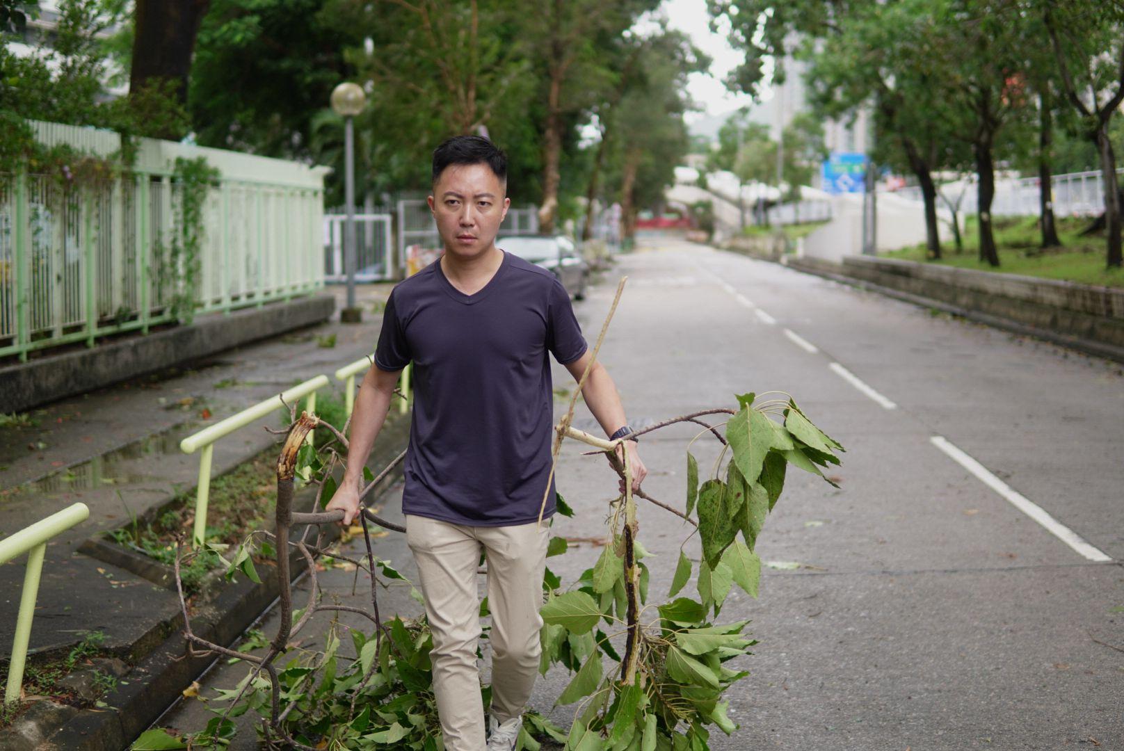 李梓敬與陳克勤的宣傳品設計極相似