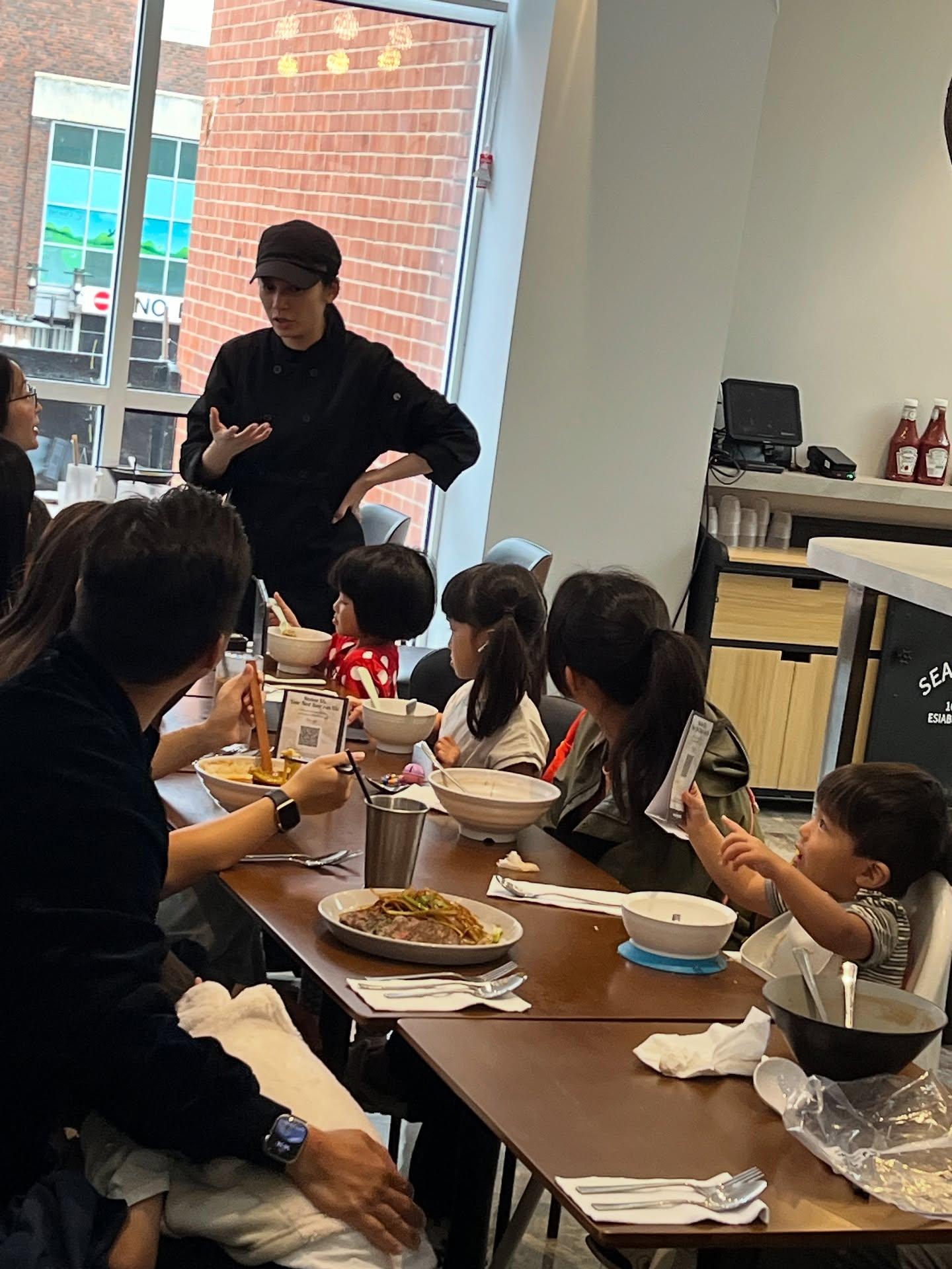 吳日言(Yan)在雷丁餐廳親力親為。