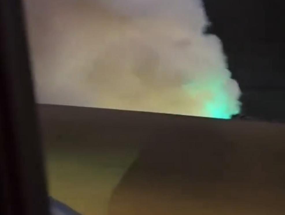 美國加州沙加緬度(Sacramento)一架醫療直升機墜毀後,冒出淺藍色濃煙。(影片截圖)