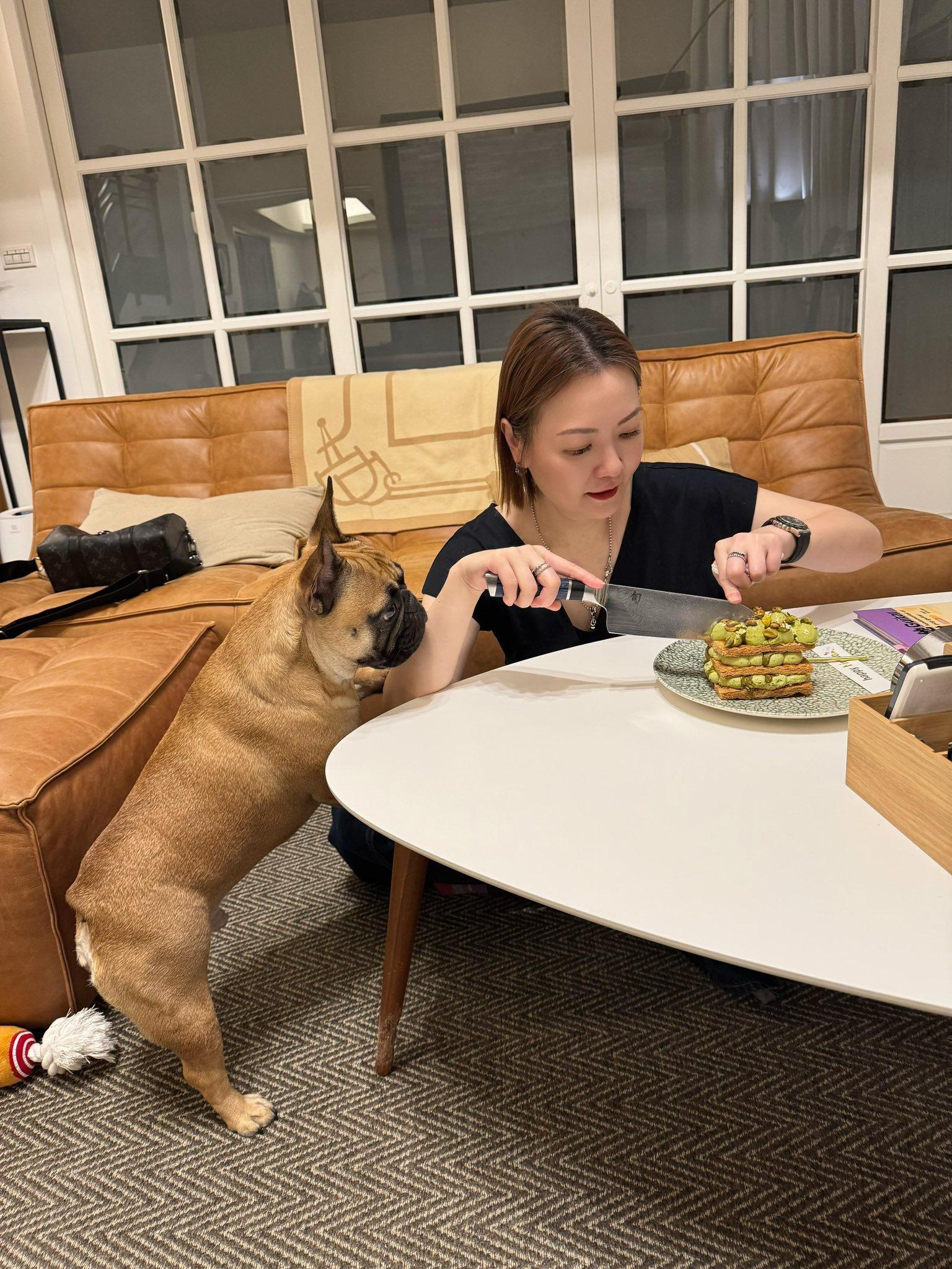 田蕊妮上月48歲生日,在社交平台開心分享與愛犬慶祝的合照。(FB@田蕊妮 Kristal Tin)