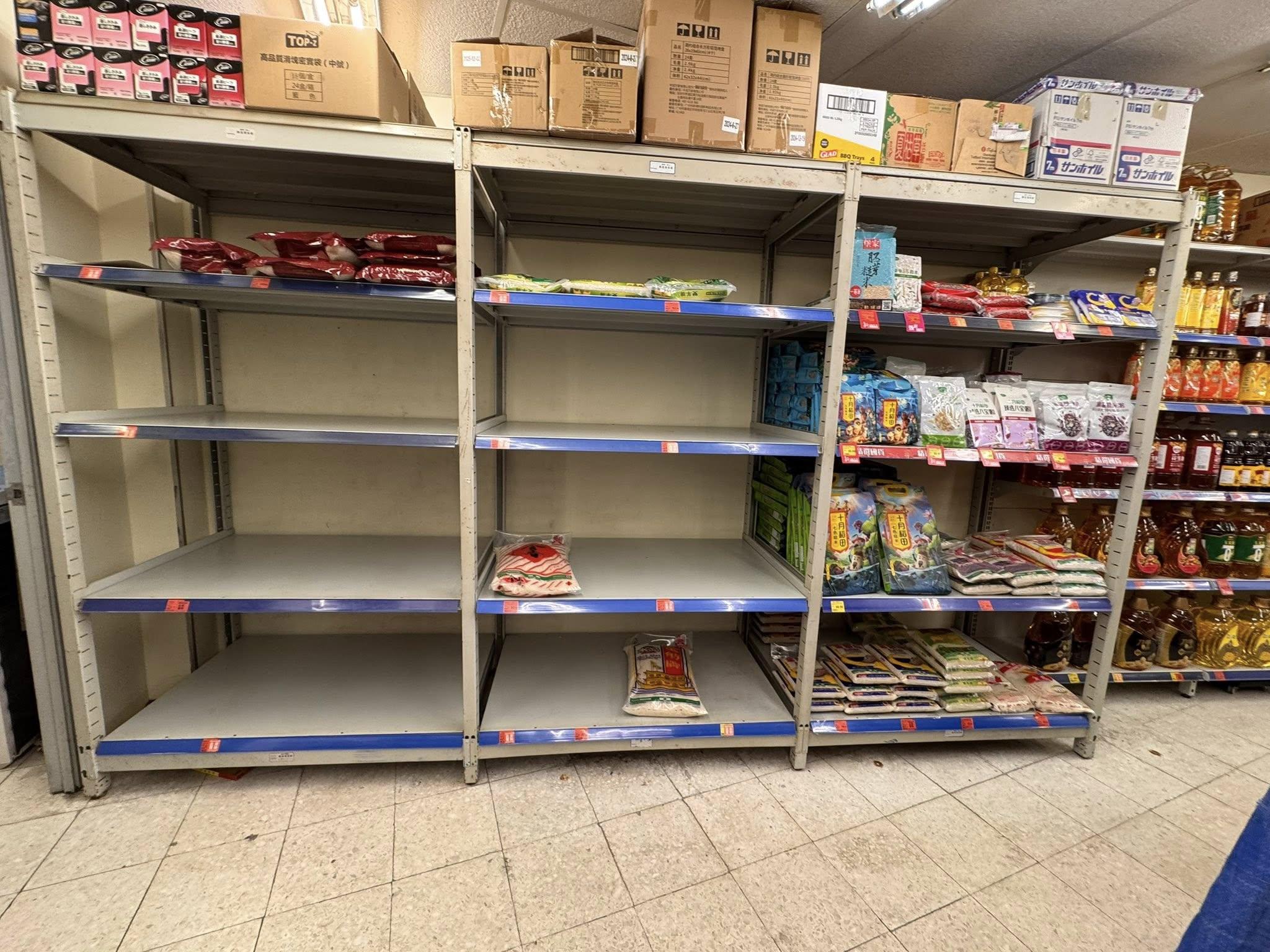 有網民發現將軍澳坑口富寧花園商場的U購分店,近日出現貨架清空未見補貨。(家繫富寧 Home@FuNing FB)