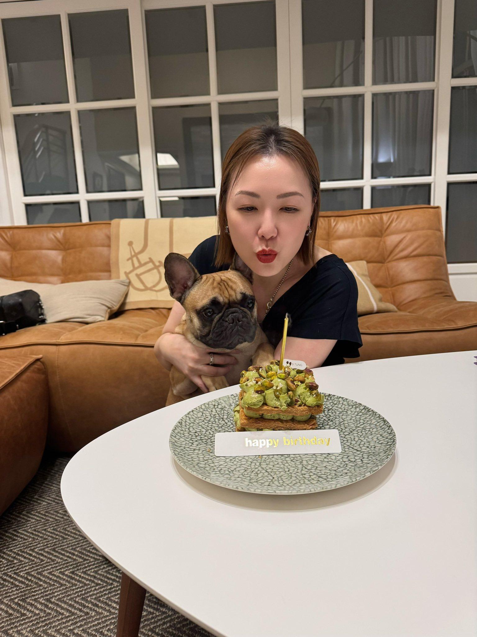 田蕊妮上月48歲生日,在社交平台開心分享與愛犬慶祝的合照。(FB@田蕊妮 Kristal Tin)