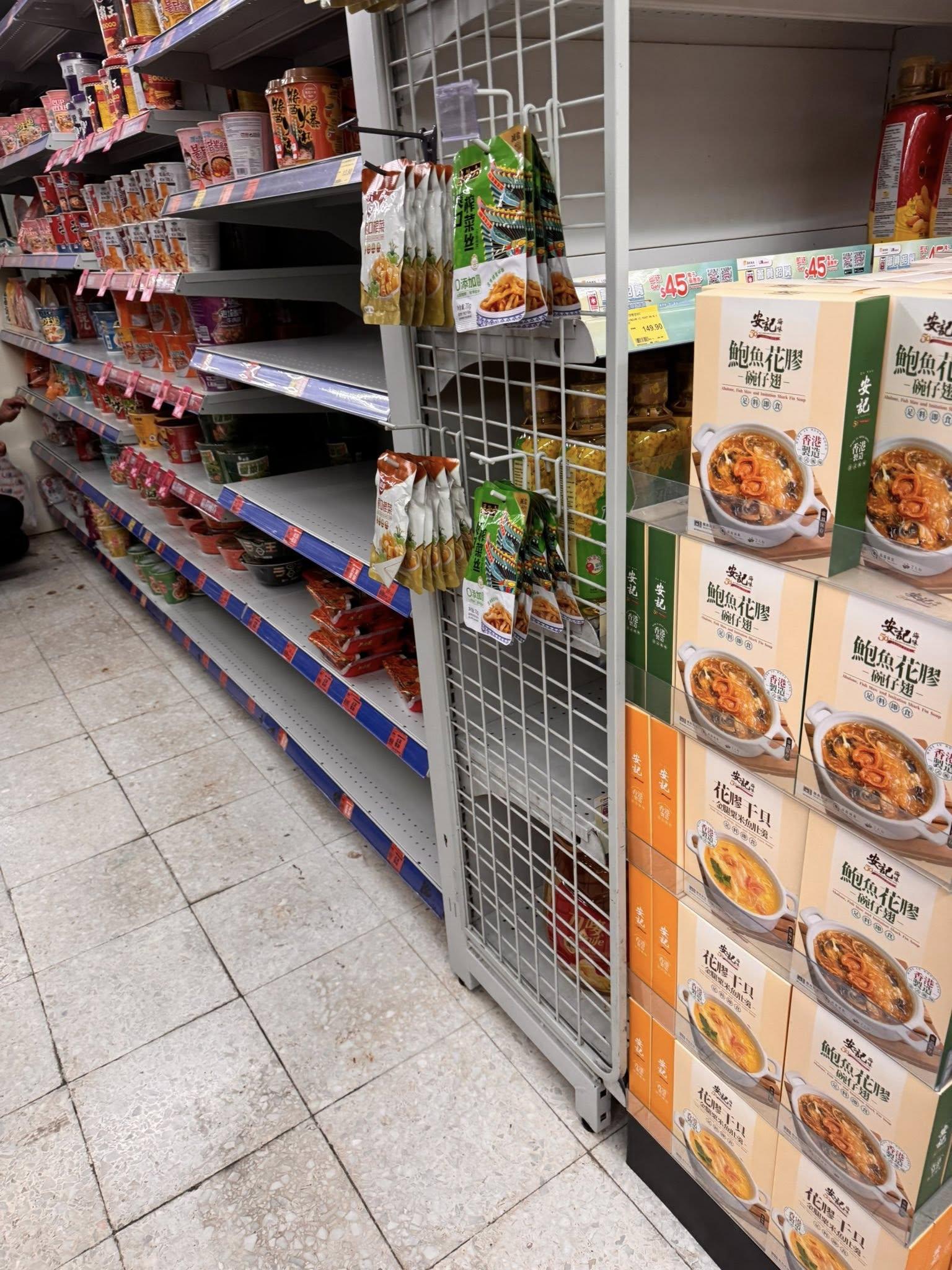 有網民發現將軍澳坑口富寧花園商場的U購分店,近日出現貨架清空未見補貨。(家繫富寧 Home@FuNing FB)