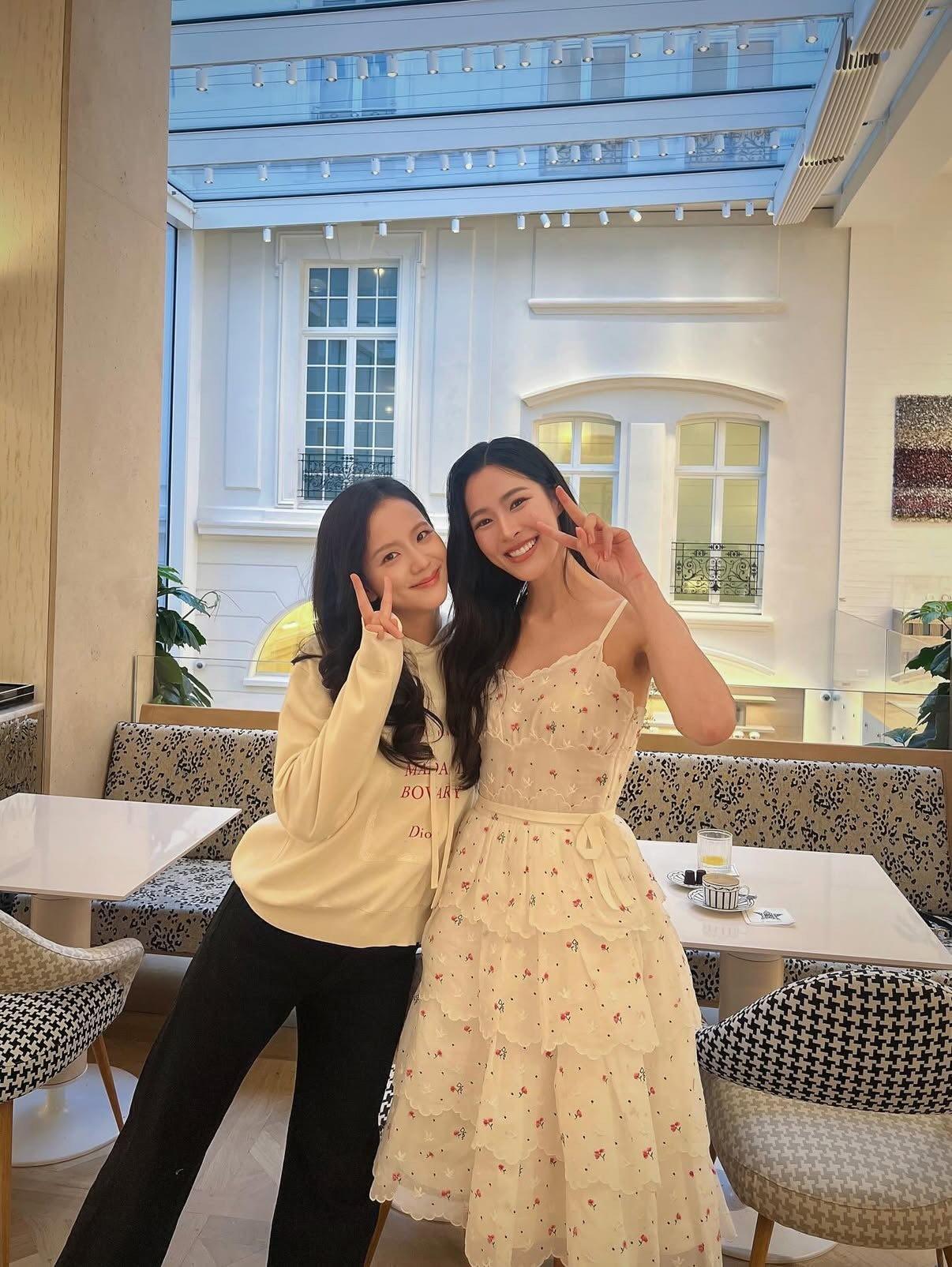 完騷後兩人於後台合照,網民指畫面太療癒了。