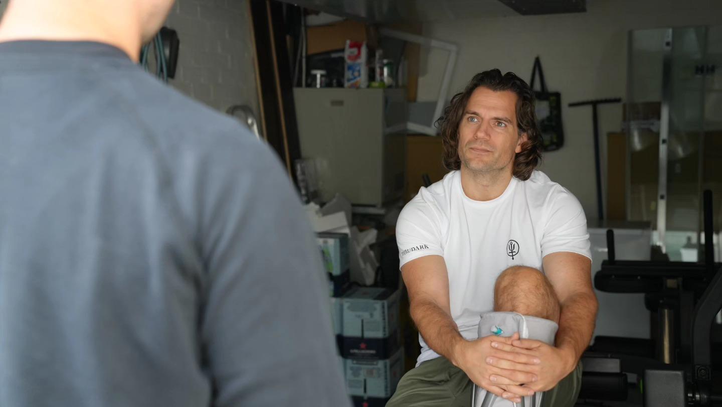 超人亨利卡維,上載腳傷仍然受訓的照片。