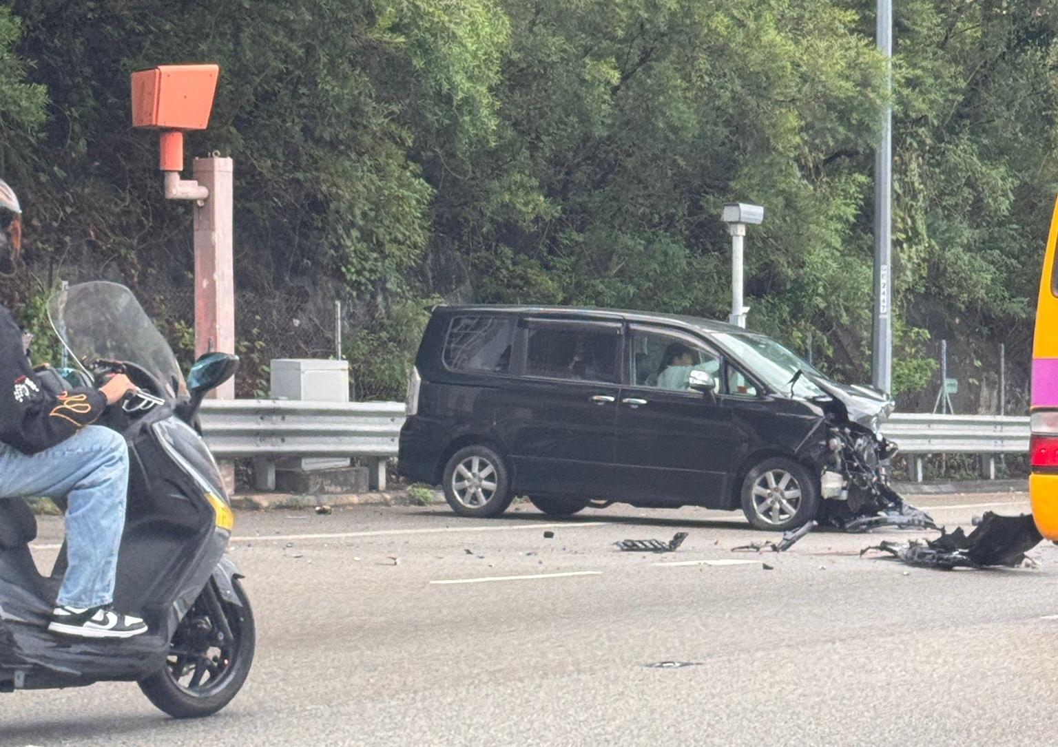 大埔吐露港公路發生車禍。(fb「馬路的事 (即時交通資訊台)」圖片)