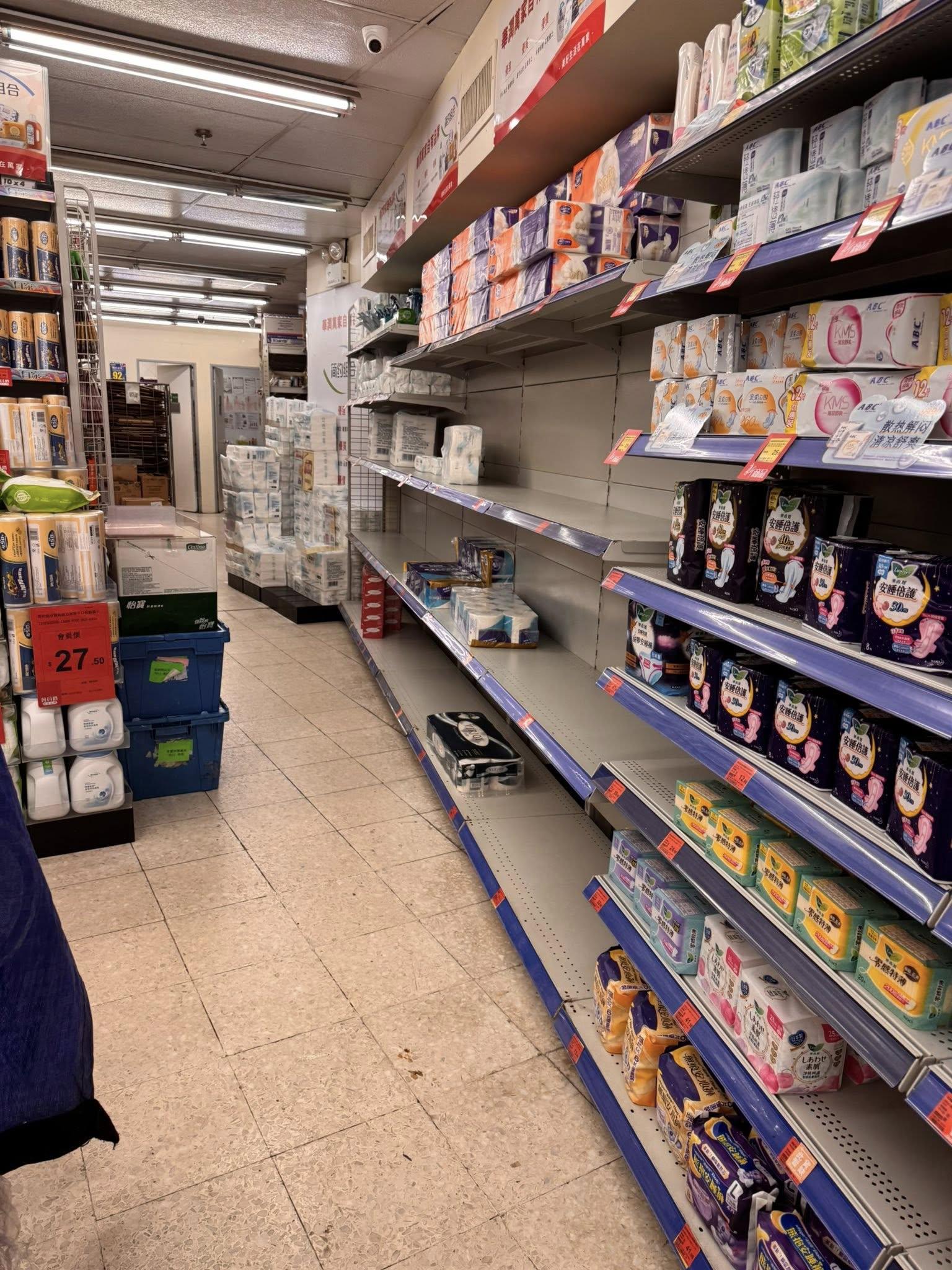 有網民發現將軍澳坑口富寧花園商場的U購分店,近日出現貨架清空未見補貨。(家繫富寧 Home@FuNing FB)