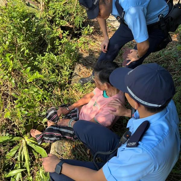 警方最終於今早(8日)在石澳後灘尋回婆婆。(東區警區Facebook)