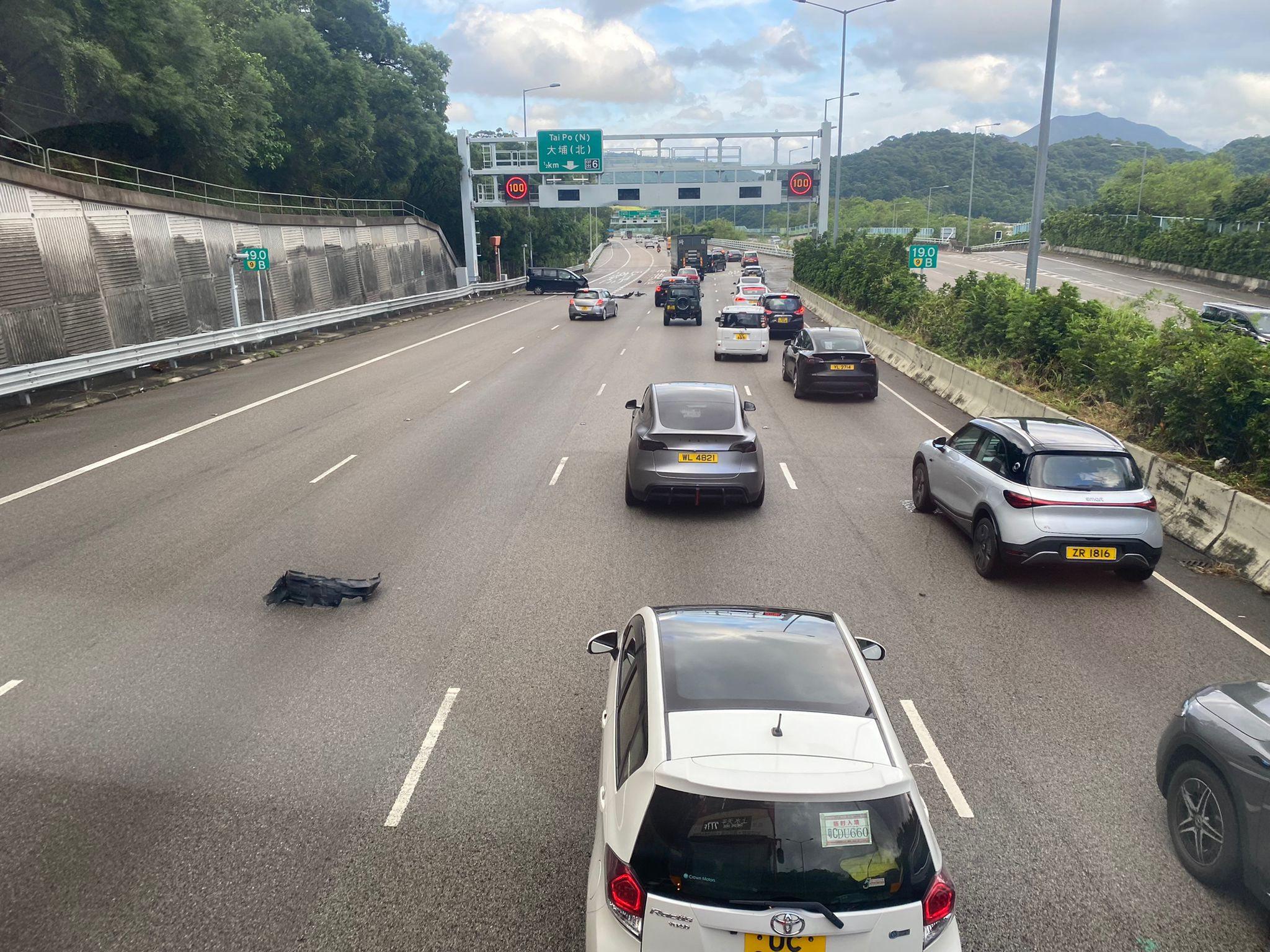 大埔吐露港公路發生車禍。(fb「馬路的事 (即時交通資訊台)」圖片)