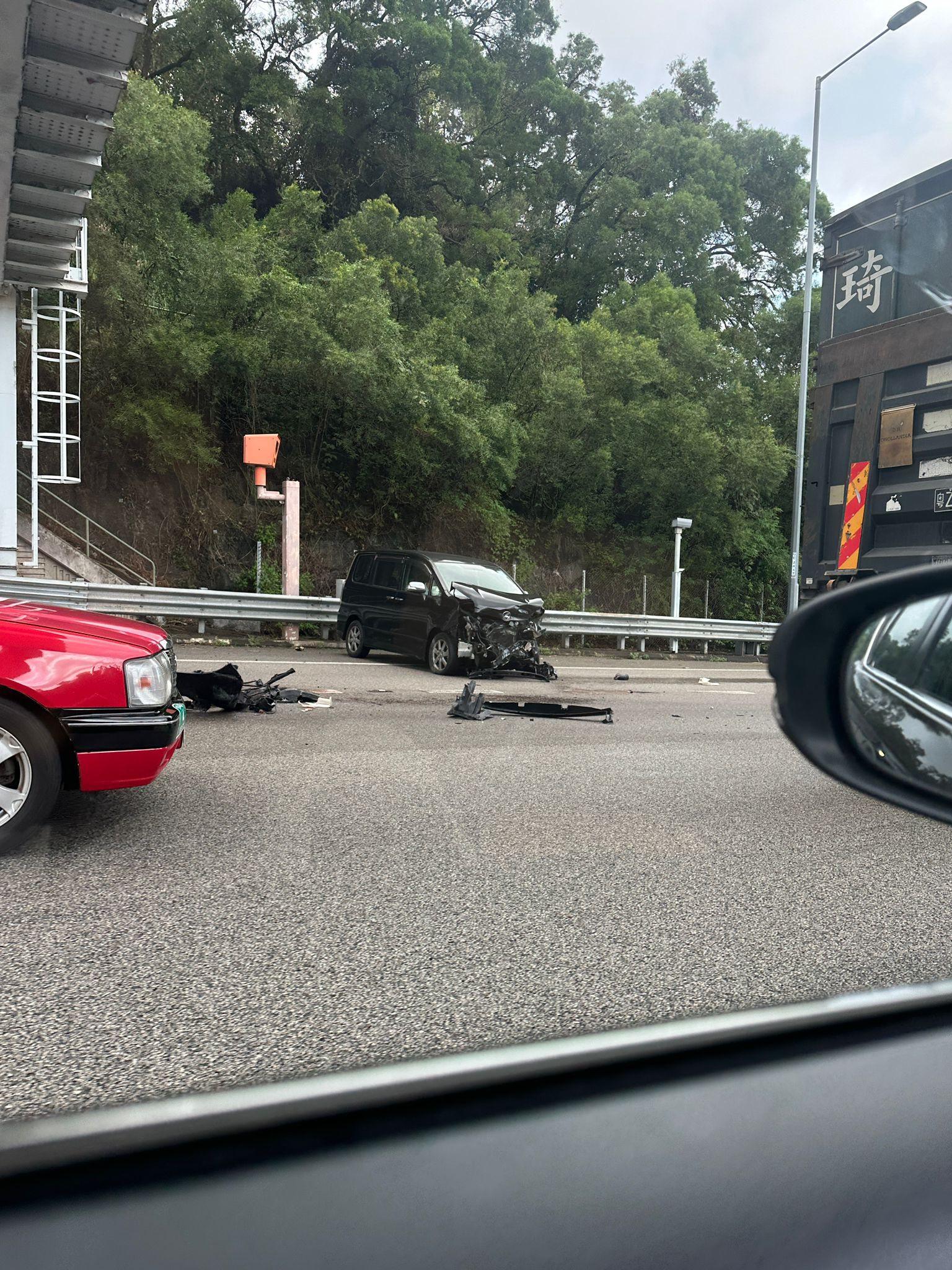 大埔吐露港公路發生車禍。(fb「馬路的事 (即時交通資訊台)」圖片)