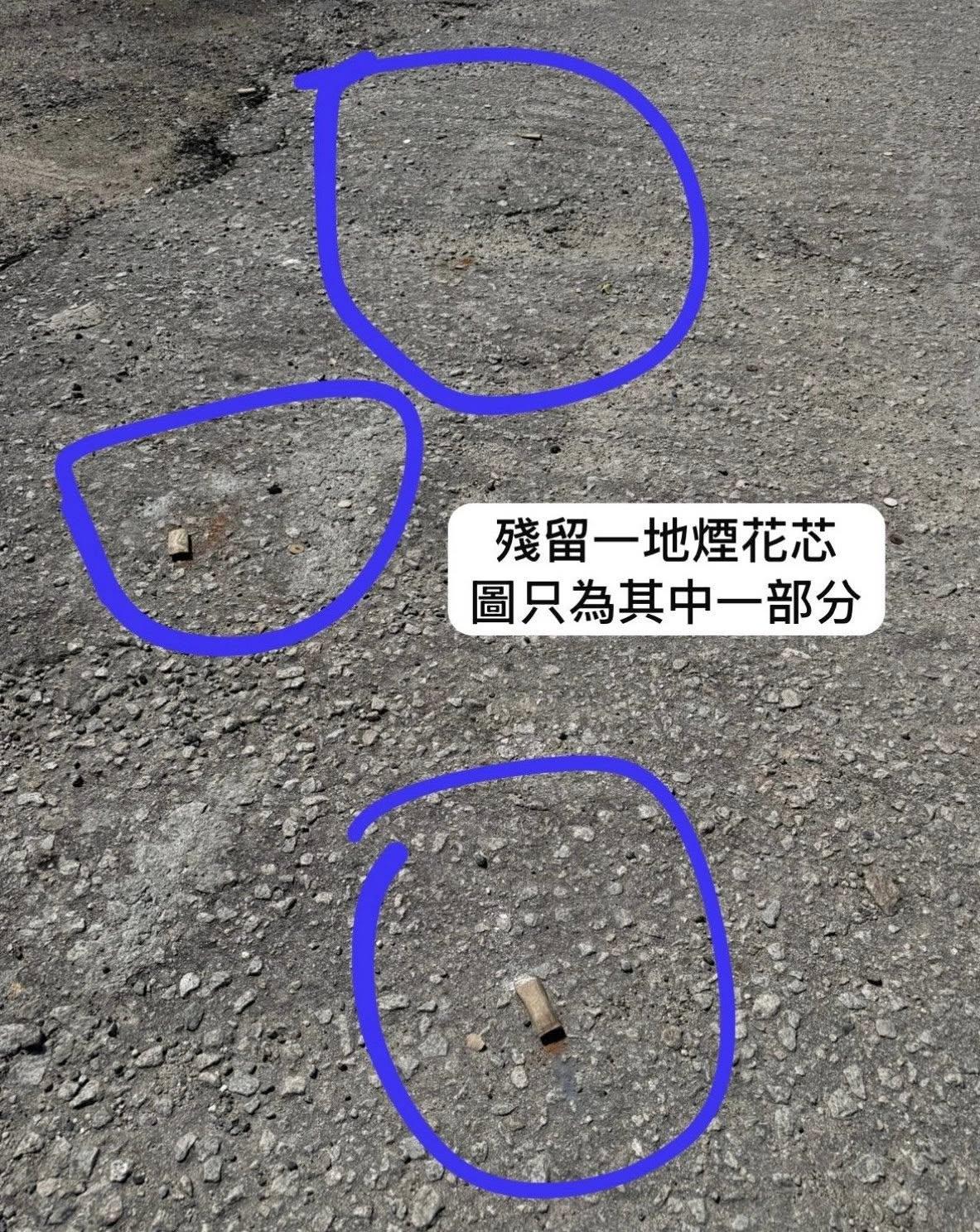 現場至少有4輛私家車被碎屑擊中損毀。現場所見,地上遺有煙花芯等殘骸。(Facebook 車cam L(香港群組))