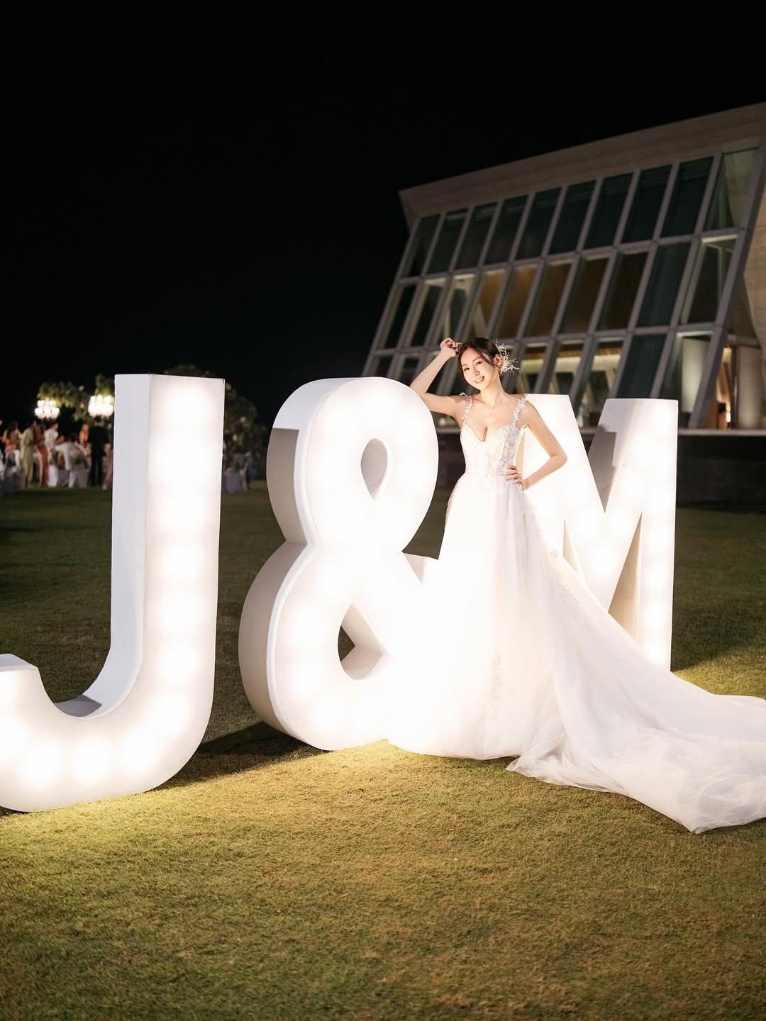 莊思敏日前再婚,與拍拖未夠兩年的高級督察黃耀彬飛到峇里島舉行婚禮。