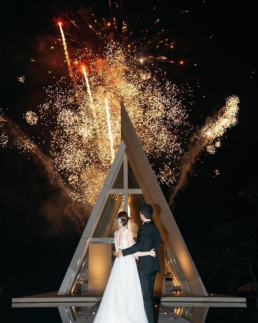 莊思敏的婚禮會場大放煙花。