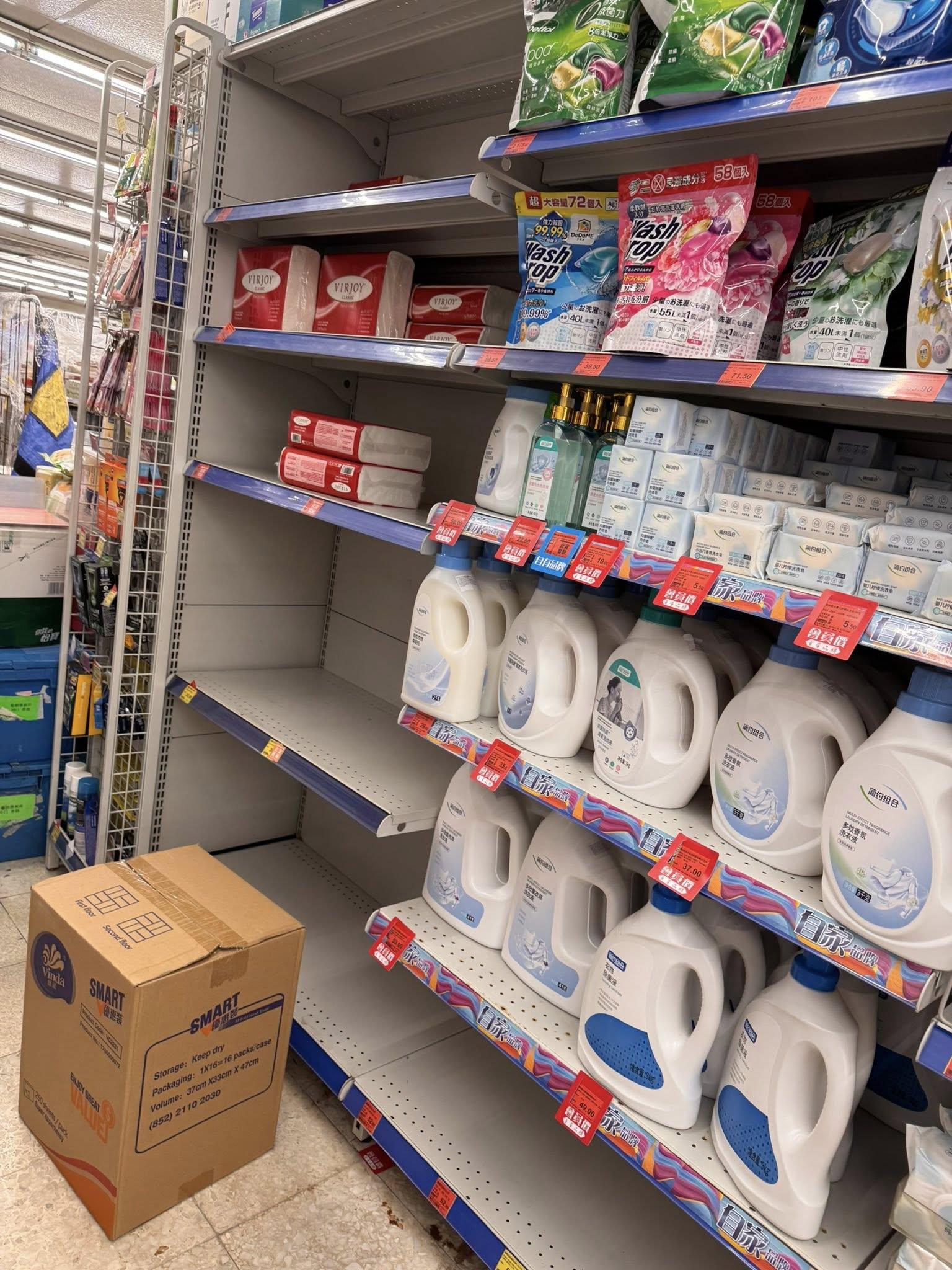 有網民發現將軍澳坑口富寧花園商場的U購分店,近日出現貨架清空未見補貨。(家繫富寧 Home@FuNing FB)