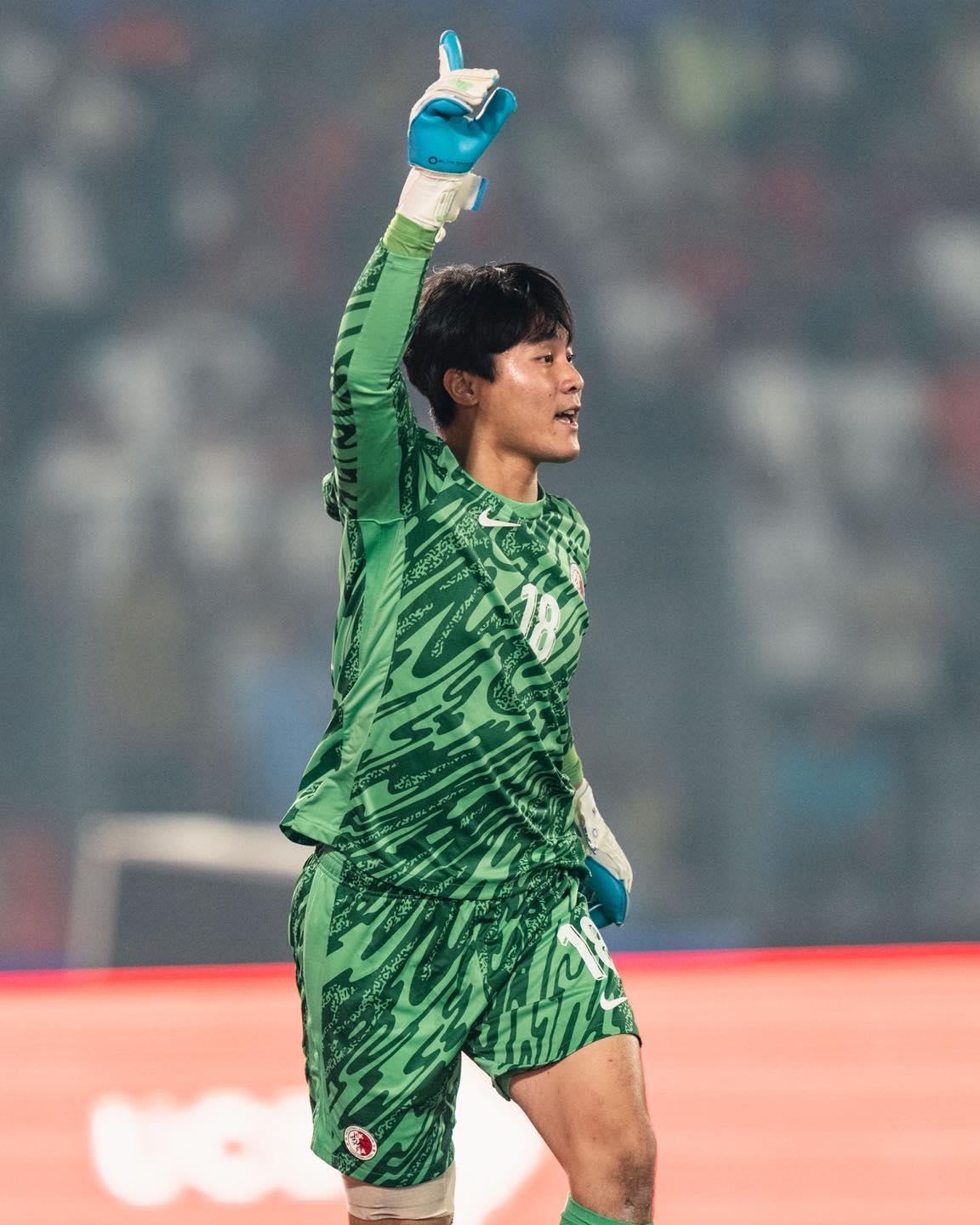 謝家榮對孟加拉入替受傷的葉鴻輝。(香港足總圖片)