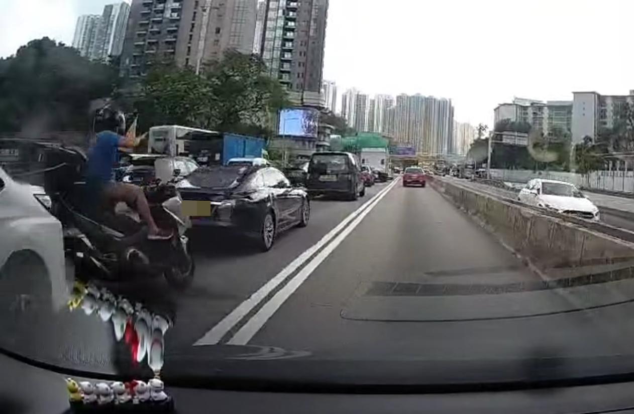 觀塘道發生驚險車禍。(fb「車cam L(香港群組)」圖片)