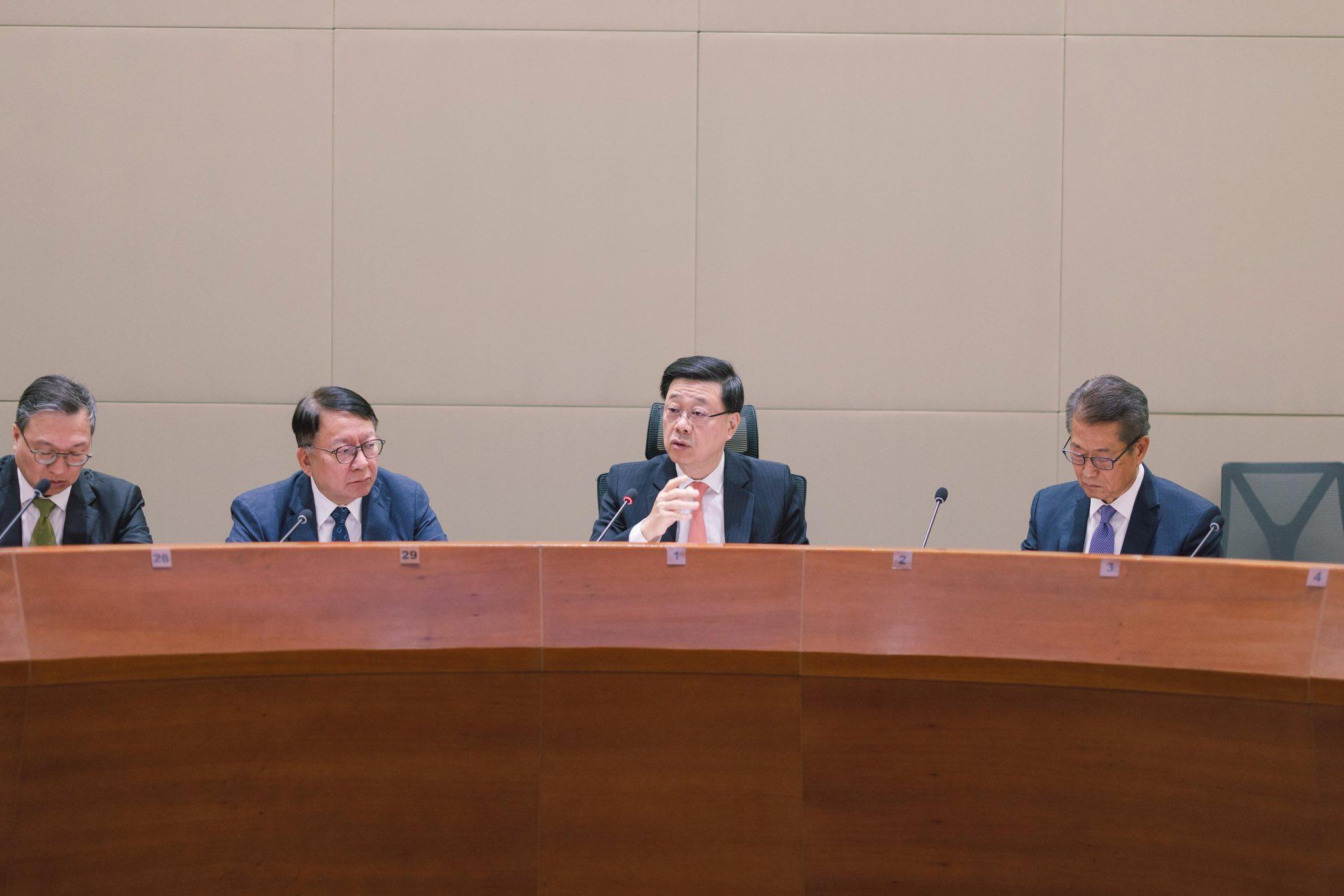 李家超(中)說,學習好貫徹好四中全會精神是重大的政治任務。(李家超社交網站)