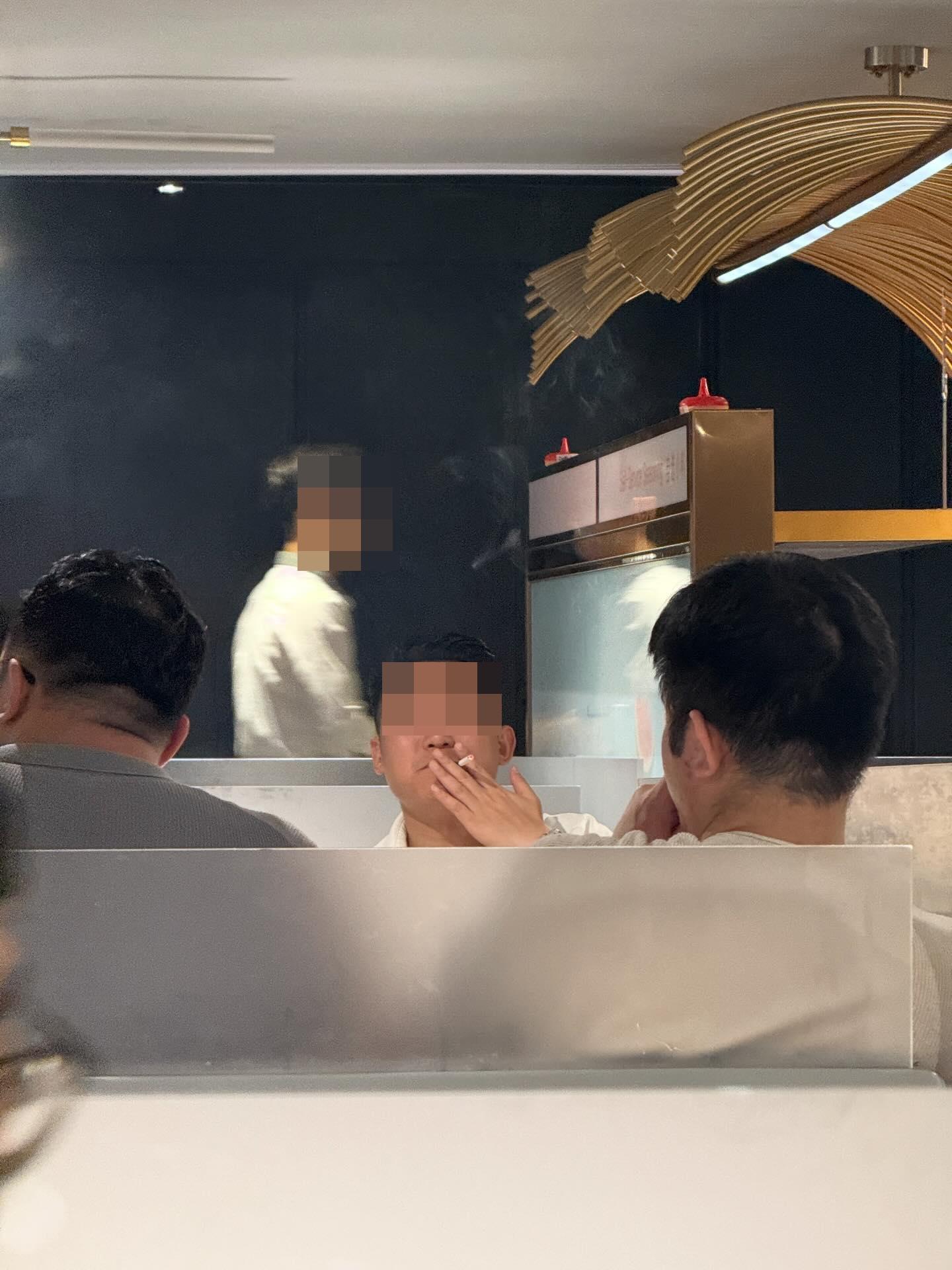 兩名男食客在餐廳內不斷吸煙。(Threads)