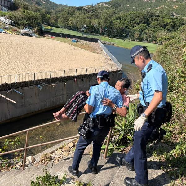 警方最終於今早(8日)在石澳後灘尋回婆婆。(東區警區Facebook)