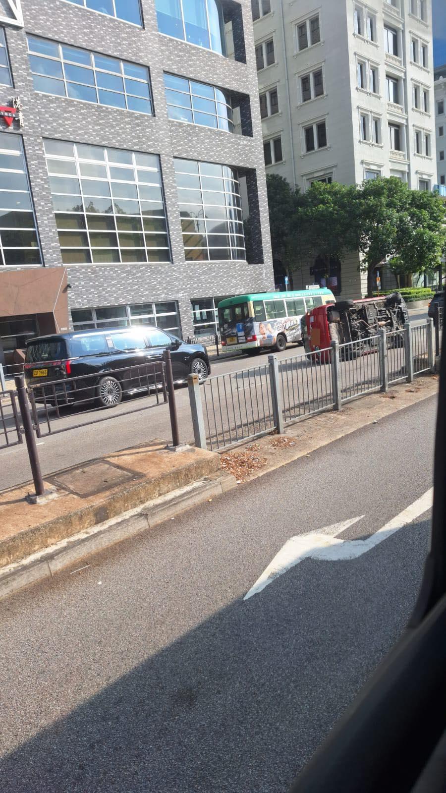 尖沙嘴發生車禍。(fb「馬路的事 (即時交通資訊台)」圖片)
